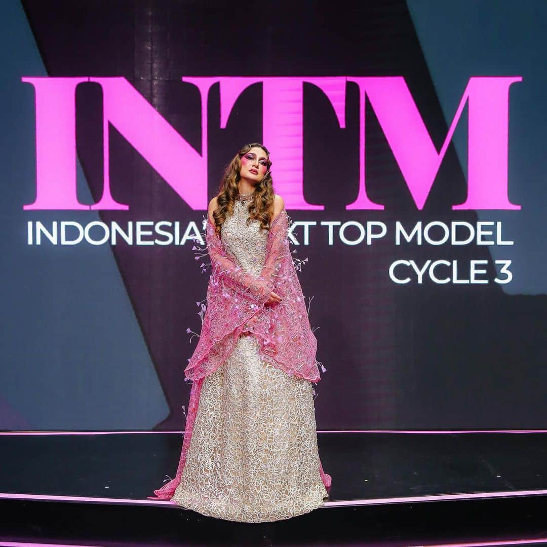 ルナ・マヤのインスタグラム：「miss INTM vibes 🔮  dress @mymusebyyofi cape  @tanganofficial jewel  @passionjewelry make up @andreaszhu_official hair @ardndut」