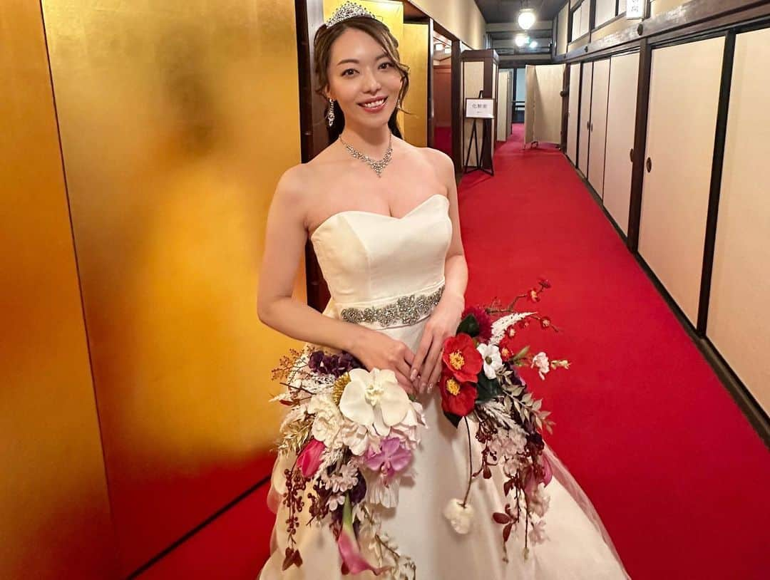 今村仁美さんのインスタグラム写真 - (今村仁美Instagram)「結婚式投稿💒つづき💍  結婚式のブーケ💐‪‪は、 @bouquet.riri  さんにオーダーして作って頂きました✨  絶対結婚式は #バレリーナブーケ が良い！と心に決めてた中で、式場や、当日の衣装、また私の要望すべてお答え頂きとーーーっても可愛いバレリーナブーケを作って頂きました♥️ 和装にも洋装にもピッタリ🥰  @bouquet.riri さんにオーダーして本当に良かった♥️  ありがとうございました✨  #結婚式#花嫁メモ#結婚式レポ#bridal#wedding#bouquet#バレリーナブーケ#オーダーブーケ#dress#和装ブーケ#洋装ブーケ#結婚式アイデア #flower#flowerpower」4月15日 21時55分 - imamura_hi