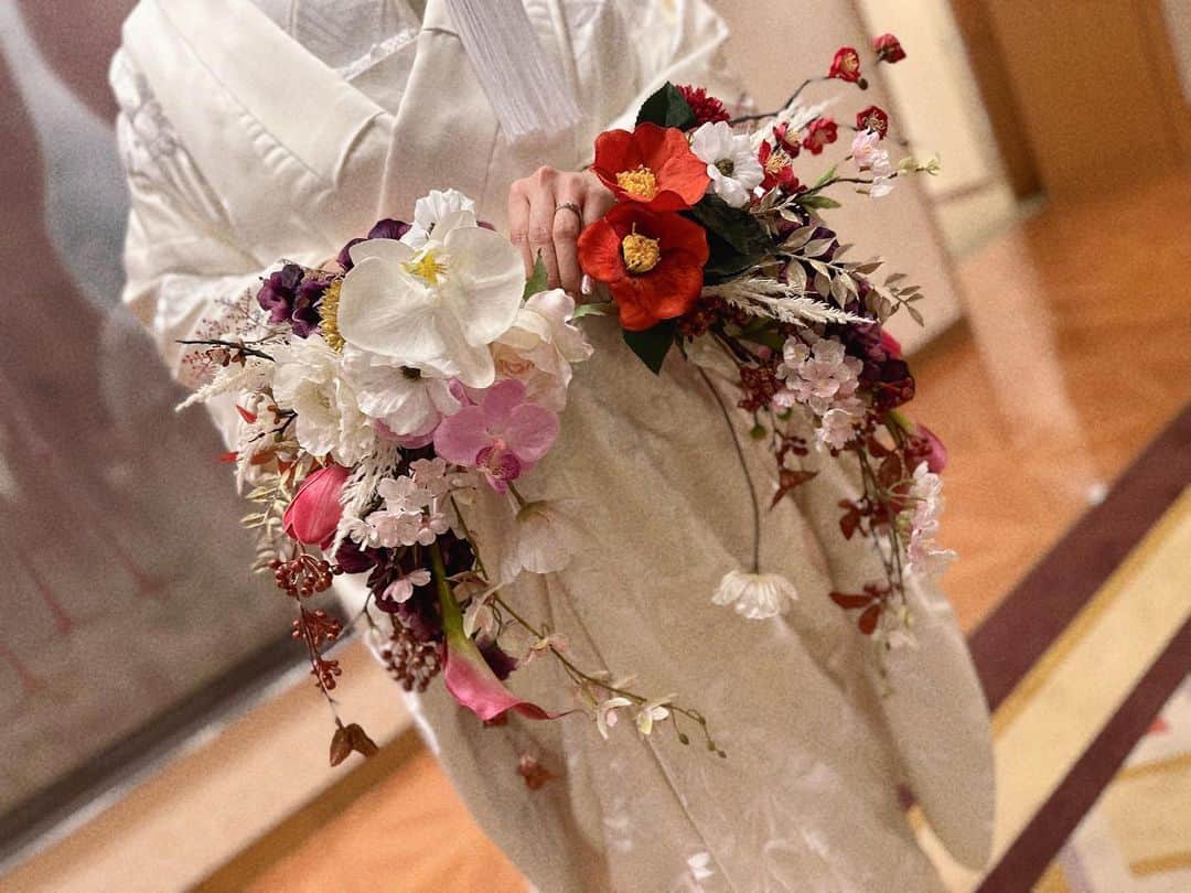 今村仁美さんのインスタグラム写真 - (今村仁美Instagram)「結婚式投稿💒つづき💍  結婚式のブーケ💐‪‪は、 @bouquet.riri  さんにオーダーして作って頂きました✨  絶対結婚式は #バレリーナブーケ が良い！と心に決めてた中で、式場や、当日の衣装、また私の要望すべてお答え頂きとーーーっても可愛いバレリーナブーケを作って頂きました♥️ 和装にも洋装にもピッタリ🥰  @bouquet.riri さんにオーダーして本当に良かった♥️  ありがとうございました✨  #結婚式#花嫁メモ#結婚式レポ#bridal#wedding#bouquet#バレリーナブーケ#オーダーブーケ#dress#和装ブーケ#洋装ブーケ#結婚式アイデア #flower#flowerpower」4月15日 21時55分 - imamura_hi