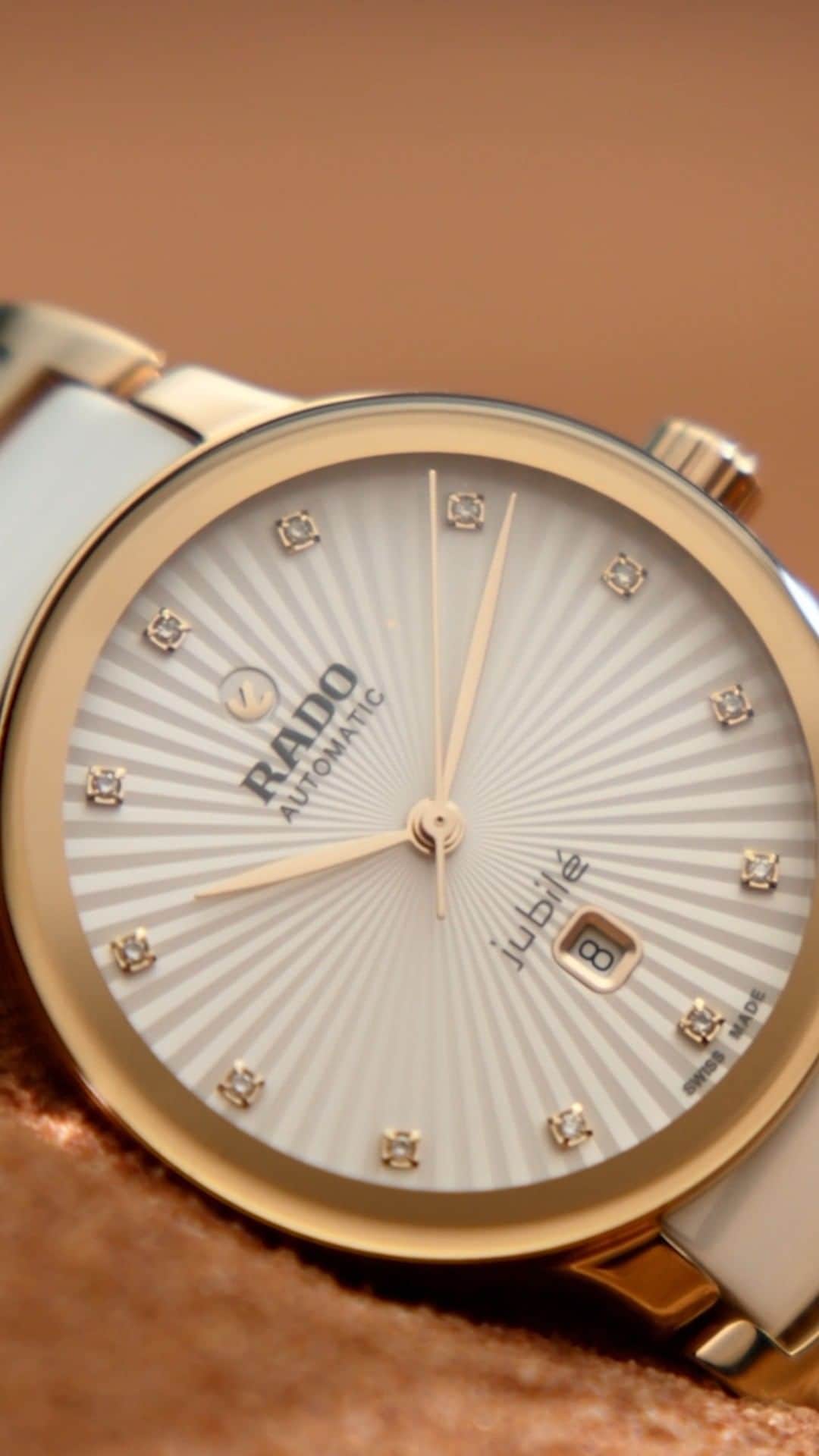 ラドーのインスタグラム：「Rado elevates its Centrix collection with a more sensual design reminiscent of dunes and desert memories. The latest models of the Centrix carry a particularly eye-catching sunray surface surrounded by 12 diamonds.  #Rado #RadoCentrix #DiamondWatch #Feelit」