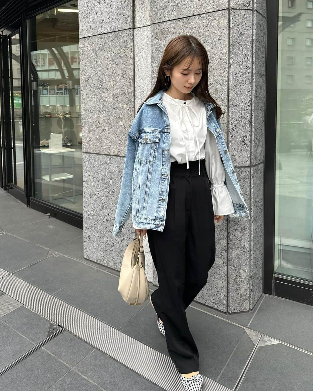 宮所舞のインスタグラム：「. shoes / @launa_lea  名古屋タカシマヤゲートタワーモールにて4/18まで開催されてる popupでゲットしたお気に入りのシューズ🩰  可愛いデザインのシューズが沢山並んでた♡ 悩んでたビジューアイテムのシューズもかわいかった。 デザインはもちろんクッション性も抜群で 歩きやすくて履き心地もよくて本当にお気に入り♡  夏はショートパンツにこのシューズを合わせたい✌🏻  #launalea #ラウナレア #supported」