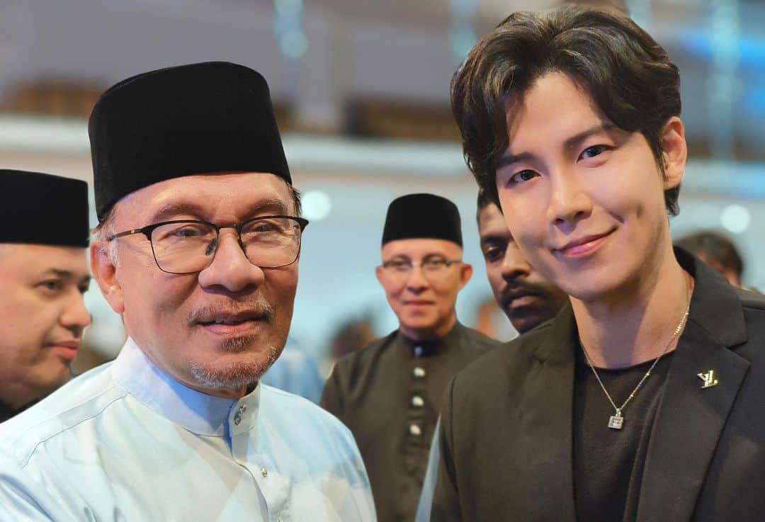 ハンビョル のインスタグラム：「My greatest honour meeting the Prime Minister of Malaysia 🇲🇾, Yang Amat Berhormat Dato' Seri Anwar Ibrahim.  말레이시아 국무총리님을 만나뵙게 되어서 너무나 큰 영광이었습니다. 초대해주셔서 감사합니다. 🙏   Terima kasih banyak atas masa dan jemputan anda .」