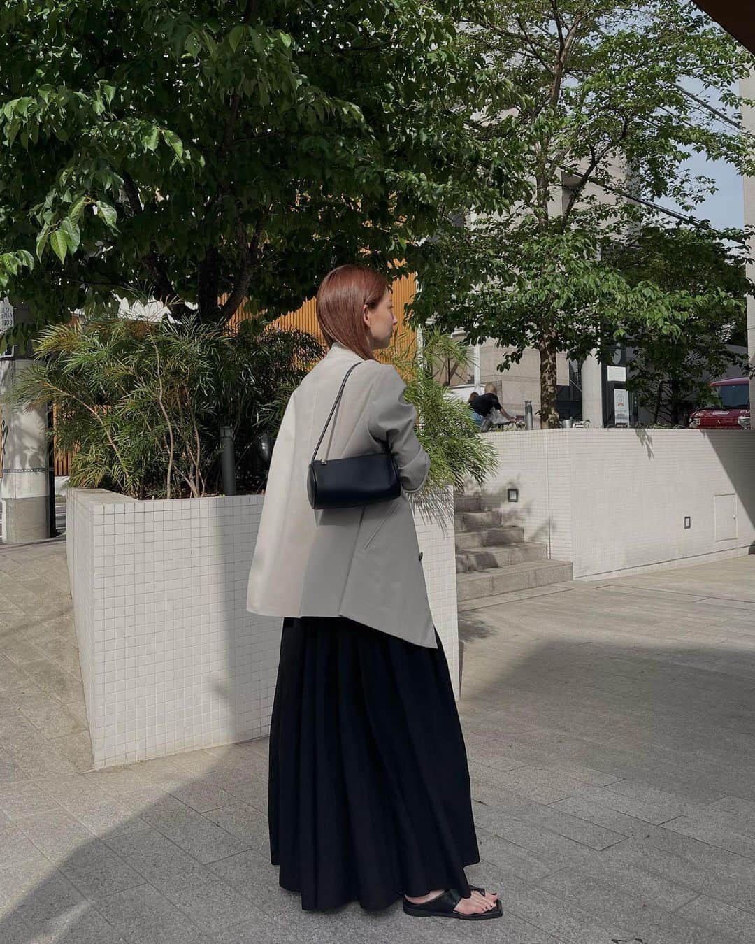 貴田理沙のインスタグラム：「ずるずるが好き🩹 少し肌寒いからジャケットと新作のタックスカートと合わせて🕳️🤍　@ishi.lisalisa   明日東京popup最終日です！ 是非遊びにいらしてください🫶  日程：4/13（木）〜4/16（日） 時間：11:00〜19:30 場所：THE CONOE代官山 1Fギャラリー  ※東急東横線、代官山駅、正面出口より徒歩1分  東京都渋谷区恵比寿西1-36-2」