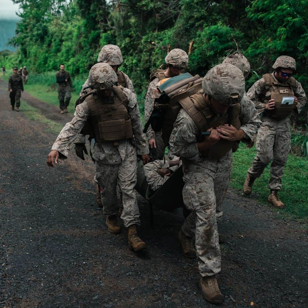 アメリカ海兵隊さんのインスタグラム写真 - (アメリカ海兵隊Instagram)「Lead The Way  📍Marine Corps Base Hawaii (April 7, 2023)   #Marines stationed at @mcb_hawaii carry simulated casualties to safety in a combat evacuation patrol during the Marine Corps Air Station Kaneohe Bay Corporals Course 2-23.  The course provides Marine noncommissioned officers with the skills and knowledge to become successful small-unit leaders.   📷 (U.S. Marine Corps photo by Lance Cpl. Clayton Baker)  #USMC #Military」4月15日 22時00分 - marines