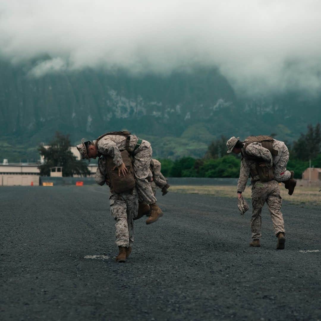 アメリカ海兵隊のインスタグラム：「Lead The Way  📍Marine Corps Base Hawaii (April 7, 2023)   #Marines stationed at @mcb_hawaii carry simulated casualties to safety in a combat evacuation patrol during the Marine Corps Air Station Kaneohe Bay Corporals Course 2-23.  The course provides Marine noncommissioned officers with the skills and knowledge to become successful small-unit leaders.   📷 (U.S. Marine Corps photo by Lance Cpl. Clayton Baker)  #USMC #Military」