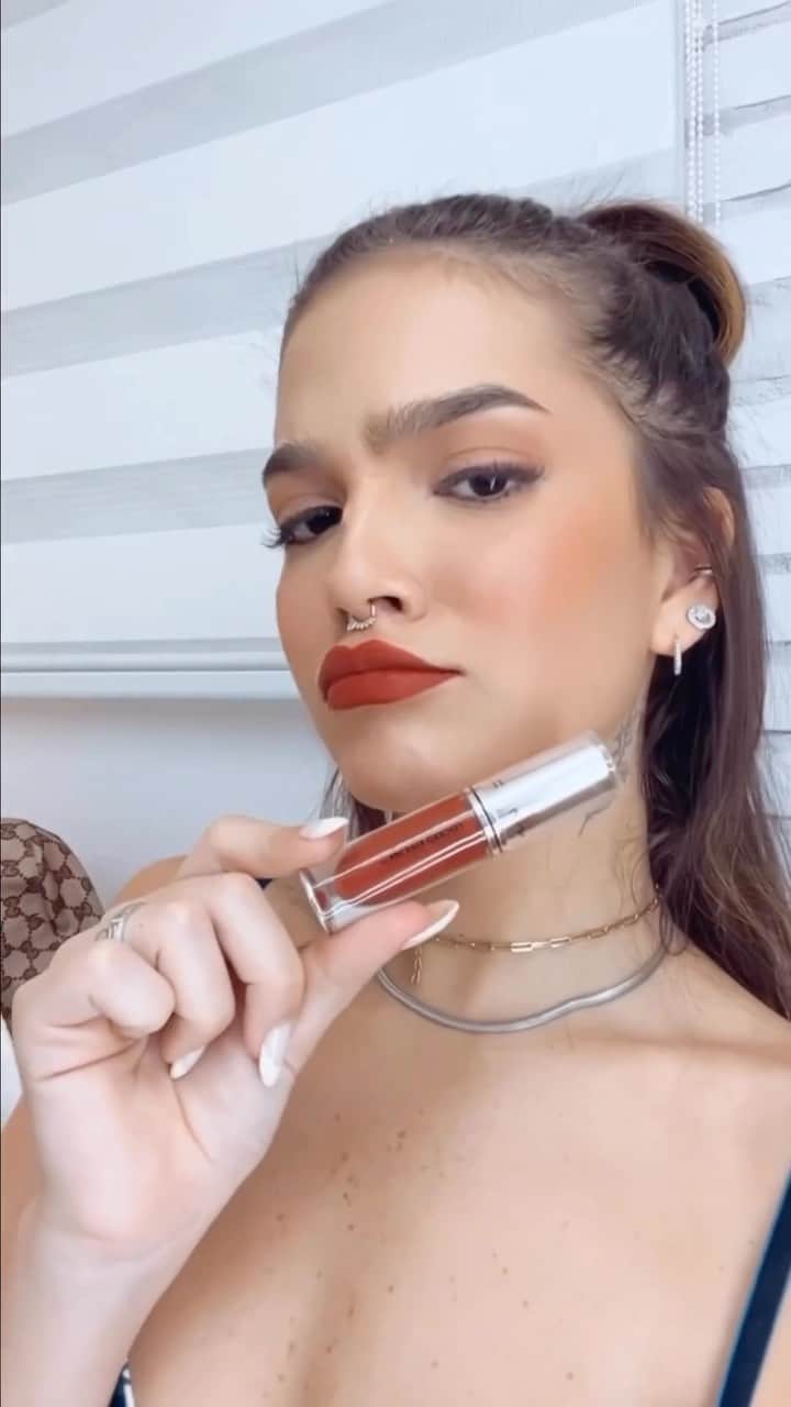 M·A·C Cosmetics BRのインスタグラム：「É ELA! A musa da @melissamelmaia testou nosso mais novo batom #MACLockedKissInk e A-M-O-U 😍 Ela te mostra que uma cor é mais linda que a outra e além de tudo…   😏 À prova de beijos 💦 À prova d’água  😱 À prova de transferência   Use o cupom mac-mel para ter 15% OFF (exceto em últimos lançamentos, mini M•A•C, Viva Glam e produtos remarcados).   Clique na tela e conheça seu novo favorito.」