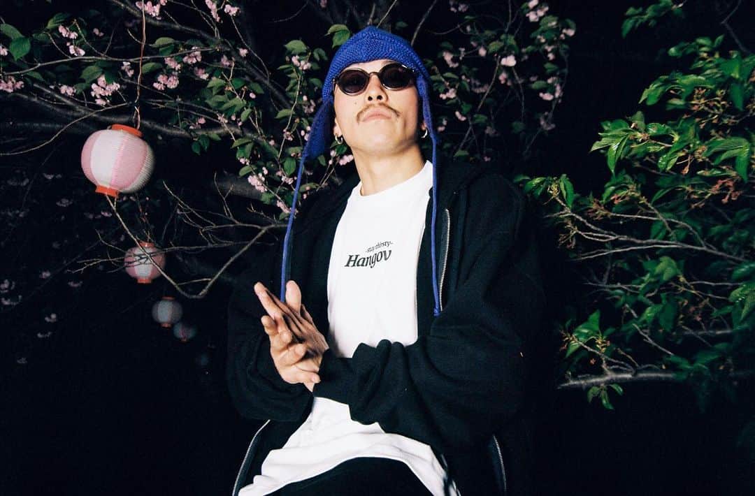青木りおのインスタグラム：「HANGOVERZ三周年 なんとか三年間も制作業続けてこれました。  良い服なんか腐る程ある中、うちの衣を身に纏ってくれてる老若男女の皆さんありがとうございます。 いつも前日確定の糞ギリスケジュールで繋いでくれてる制作チームとメンバーの皆さんありがとうございます。 何かに付けて手伝ってくれてるお友達の皆さん、ありがとうございます。  振り返れば本当にいろいろ出来て楽しい3年間でした。 独断オリジナル暴論哲学デザインから始まって、日本全国回って、各地駐在して、好きなブランドとコラボして。  初期に思い描いていた事やり尽くして、今年どうしようかなと思ってました。軽く燃え尽き症候群。 そんで多分元々格好良いより面白いを目指してたのを思い出しました。多分途中で「アパレル」と「面白い」は合わないと思って捨てた感情なのかと思います。取り戻そう2023。今年は国で一番面白いブランドを目指そうと思います。いや、ちょい厳しそう。取り敢えず東日本一くらいしときます  しんどかった話もしとくと、この３年間やればやるほど本気凄い人達を知って死にそうにもなりました。やっぱどの業界にも化け物いて勝てるわけ無いと1日15回は思ってました。 でもよく考えたら人生でちゃんと勝ったこと一度も無かったです。いっつもズルしてました。 化け物が高い山登ってブイブイいわせてるなら他の山すら登りたくないです。僕は穴を掘ります。 いつかエベレスト標高より深い穴を掘れると信じてせっせこ毎日穴掘りに励もうと思います。目指せ世界一の穴掘師。  皆さん今年も宜しくー  完」