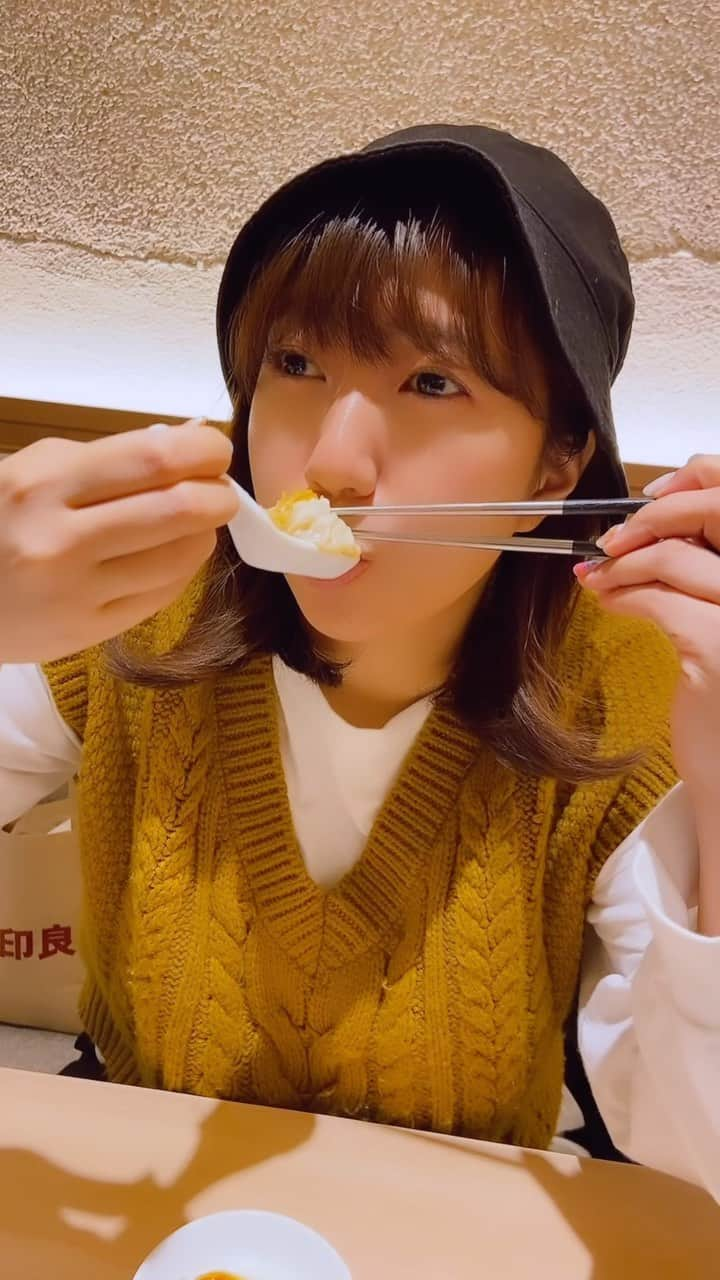 鈴木のぞみのインスタグラム：「ただただ美味しい小籠包を食べている女です😊  食べているのは 鼎泰豐(ディンタイフォン)の小籠包🤤  #美味しいもの好きな人と繋がりたい #小籠包 # 鼎泰豐 #ディンタイフォン #美味しいもの探し隊 #のぞみん #ハラペコ兄妹 #おいしいもの巡り #おいしいもの大好き #美味しいもの巡り」