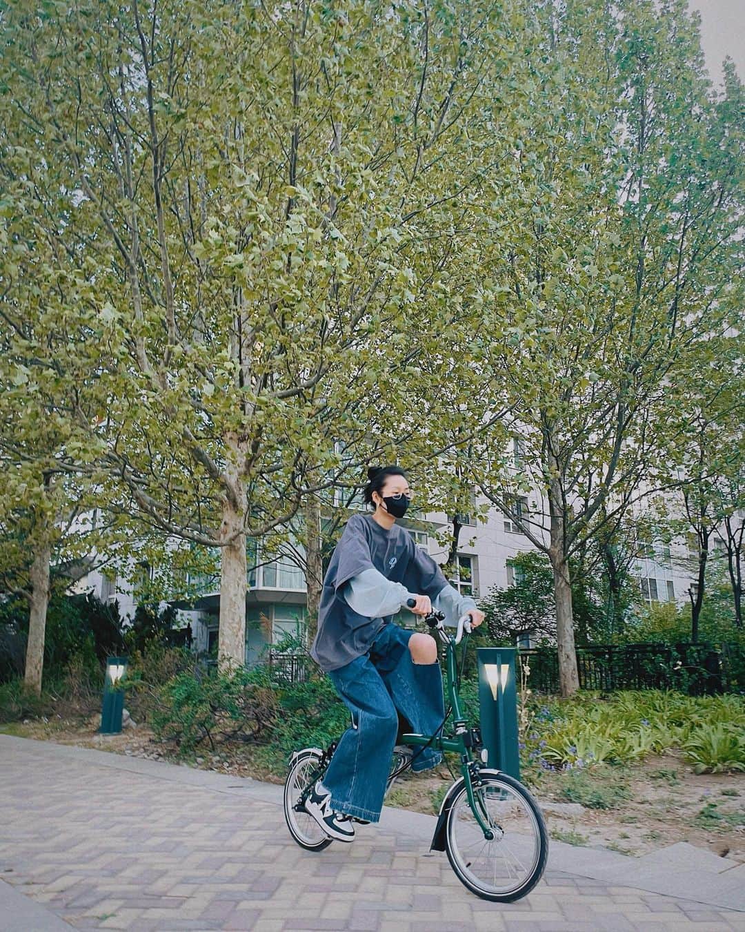 リウ・ウェンのインスタグラム：「Warmer weather = time to get extra active 🚲🏡」
