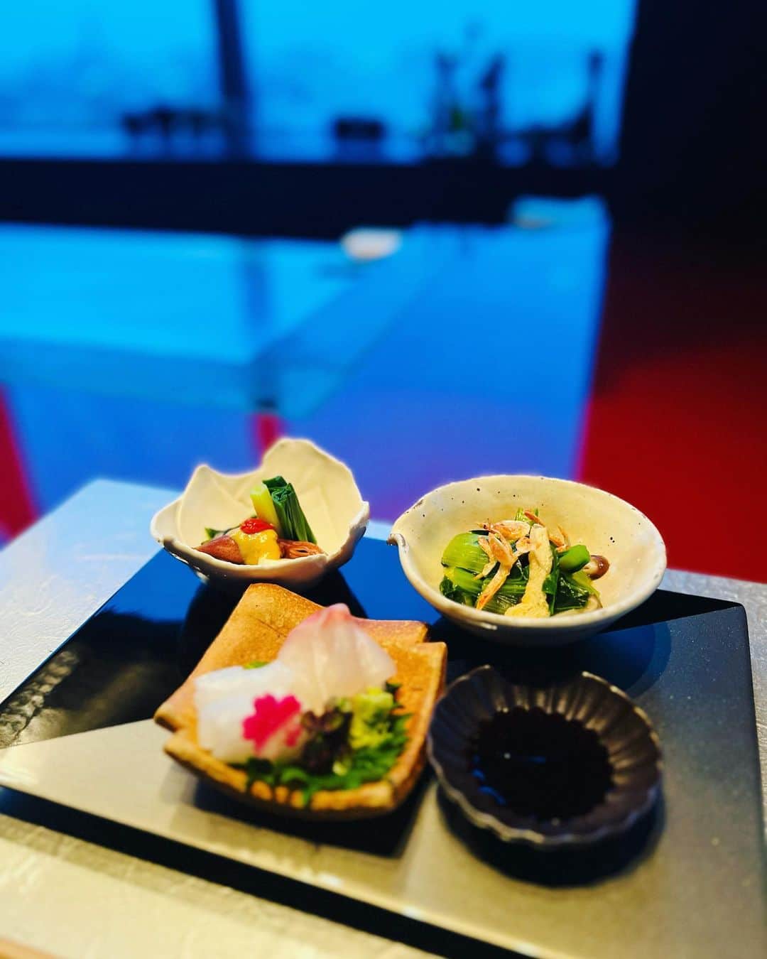 塚田綾佳さんのインスタグラム写真 - (塚田綾佳Instagram)「#日本料理風花 様に連れて行って頂きました🌸*･♡  夜景も綺麗で、お食事も美しく豪華で、こんな素敵なお店なかなか行けないので、緊張しちゃった🫣✨✨🏙  でも、料理長も気さくな方で、みんなで楽しくお話できてよかった☺️💓  鉄板料理とシャンパンやワイン🍷を美味しく頂きました☺️✨✨💓  クラウドファンディング応援 本当に本当にありがとうございました🥹💓✨  感謝をたくさん伝えられる機会だったのですが、逆にたくさんお祝いして貰っちゃった🫣💓💓  #コンラッド東京 @conrad_tokyo ー #汐留グルメ #風花 #鉄板焼きディナー #日本料理 #JAPAN  #２個はいける #おいしぃー  #彼女とデートなうに使っていいよ #SNS用レンタル彼女 #SNSレンタル彼女 #金髪ショート」4月15日 22時08分 - tsukada_ayaka
