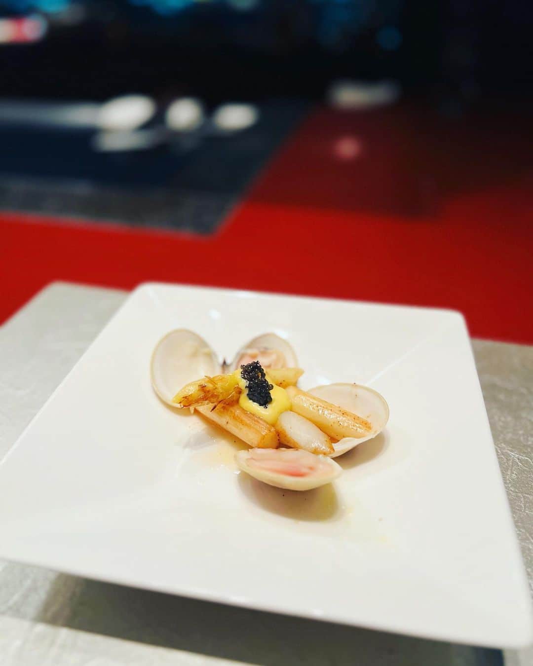 塚田綾佳さんのインスタグラム写真 - (塚田綾佳Instagram)「#日本料理風花 様に連れて行って頂きました🌸*･♡  夜景も綺麗で、お食事も美しく豪華で、こんな素敵なお店なかなか行けないので、緊張しちゃった🫣✨✨🏙  でも、料理長も気さくな方で、みんなで楽しくお話できてよかった☺️💓  鉄板料理とシャンパンやワイン🍷を美味しく頂きました☺️✨✨💓  クラウドファンディング応援 本当に本当にありがとうございました🥹💓✨  感謝をたくさん伝えられる機会だったのですが、逆にたくさんお祝いして貰っちゃった🫣💓💓  #コンラッド東京 @conrad_tokyo ー #汐留グルメ #風花 #鉄板焼きディナー #日本料理 #JAPAN  #２個はいける #おいしぃー  #彼女とデートなうに使っていいよ #SNS用レンタル彼女 #SNSレンタル彼女 #金髪ショート」4月15日 22時08分 - tsukada_ayaka