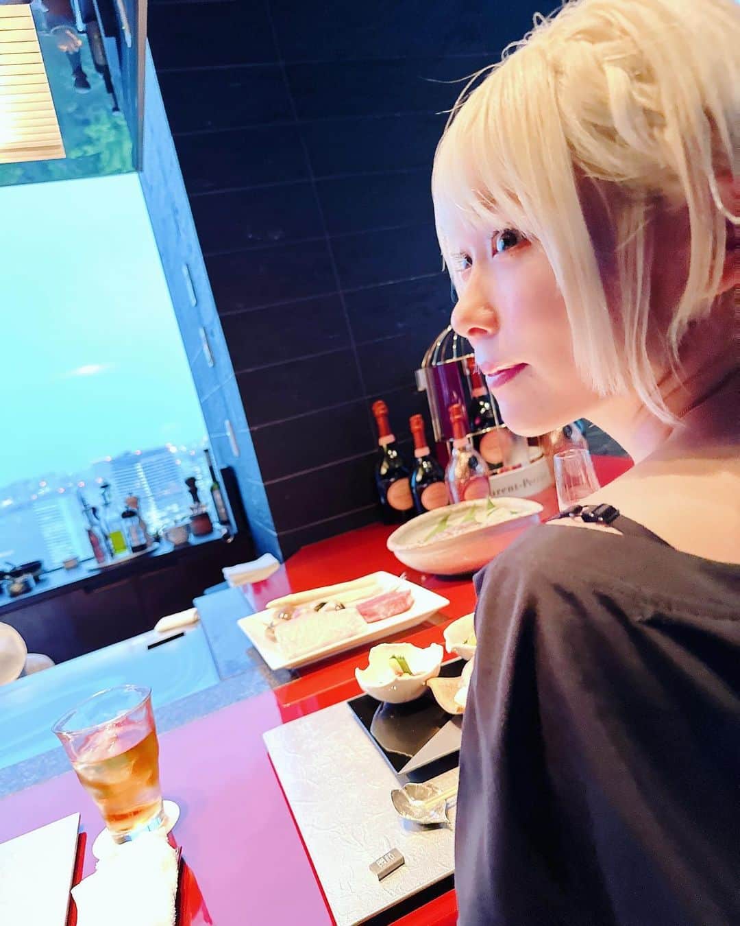 塚田綾佳さんのインスタグラム写真 - (塚田綾佳Instagram)「#日本料理風花 様に連れて行って頂きました🌸*･♡  夜景も綺麗で、お食事も美しく豪華で、こんな素敵なお店なかなか行けないので、緊張しちゃった🫣✨✨🏙  でも、料理長も気さくな方で、みんなで楽しくお話できてよかった☺️💓  鉄板料理とシャンパンやワイン🍷を美味しく頂きました☺️✨✨💓  クラウドファンディング応援 本当に本当にありがとうございました🥹💓✨  感謝をたくさん伝えられる機会だったのですが、逆にたくさんお祝いして貰っちゃった🫣💓💓  #コンラッド東京 @conrad_tokyo ー #汐留グルメ #風花 #鉄板焼きディナー #日本料理 #JAPAN  #２個はいける #おいしぃー  #彼女とデートなうに使っていいよ #SNS用レンタル彼女 #SNSレンタル彼女 #金髪ショート」4月15日 22時08分 - tsukada_ayaka