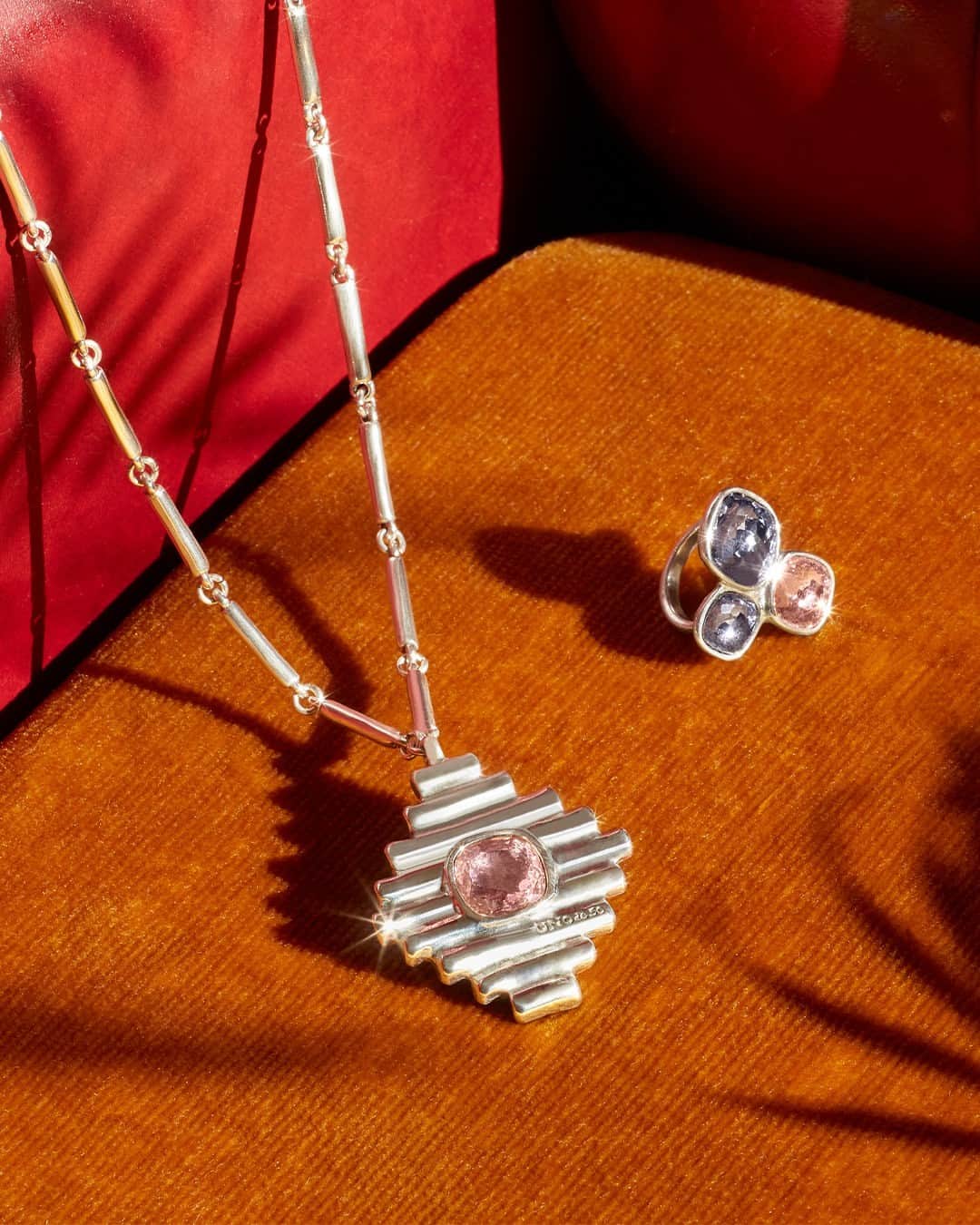 ウノデシンクエンタのインスタグラム：「Find your light ✨  #UNOde50 #MadeinSpain #HandCraftedJewelry」
