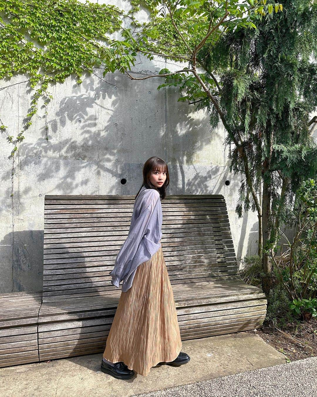 久保乃々花のインスタグラム：「この前のワタシ  春コーデ🪴  tops... @selectmoca   skirt... @dazzlin_official   #ootd #ootdfashion #coder #春コーデ #今日のコーデ #ブラウスコーデ #大人ガーリー」