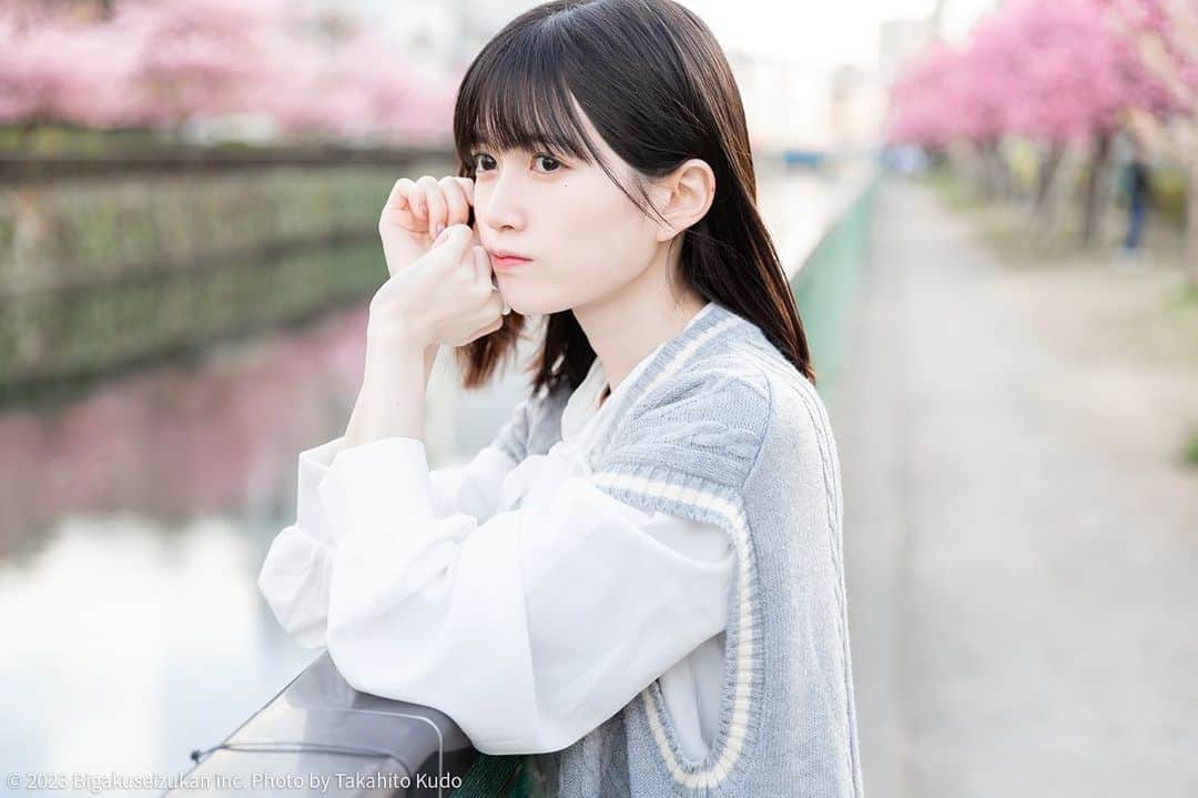 のインスタグラム：「【サイト更新】 呼び名もキャラクターも“くらげ”！Twitterで漫画を書く謎の美女🫧 . 海月（X大学3年生） Photo by: @tkpht_69 . 『くらげさんたち』というほんわかとした漫画を制作しSNSで公開中。インタビューでは、元アイドルだった彼女がイラストを描き始めたきっかけや、漫画の見どころなどについて語ってくれました✍️ 気になる人はWebサイトで他の写真＆インタビューをチェック😉💗 . . . #美学生図鑑 #美女 #beauty #kawaii #女子大生 #ポートレート #ポートレートモデル #portrait #ig_portrait #portraitphotography #japanesegirl #portraitmodel #good_portraits_world #Lovers_Nippon_Portrait  #canonportrait #何気ない瞬間を残したい #誰かの記憶に残る写真 #写真好きな人と繋がりたい #元アイドル #くらげ #海月 #くらげさんたち」