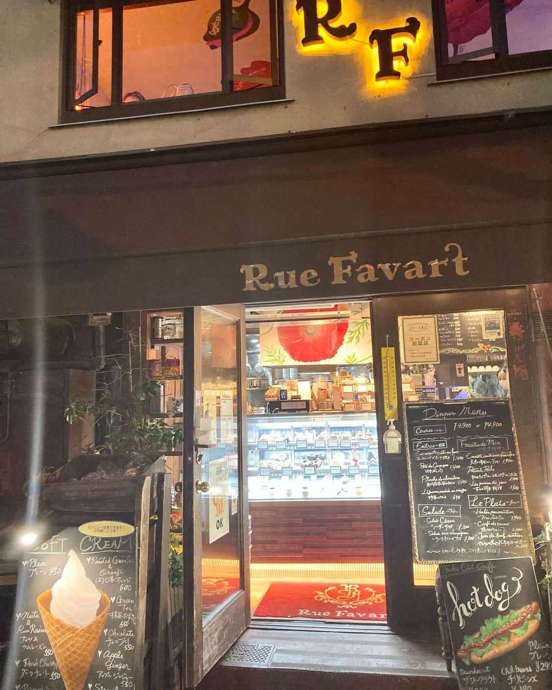 山田優依さんのインスタグラム写真 - (山田優依Instagram)「《Rue Favart in Ebisu》  【Rue Favart】 📍 恵比寿駅/ビストロ、カフェ  恵比寿ガーデンプレイスに隣接した3階建ての 1軒家カフェレストラン"リュファヴァー"で夜カフェ☕️  ヨーロッパの街角にありそうな外観で、 アートとレトロが融合した落ち着く雰囲気😌 窓際の席は特に落ち着きます🍀  今回は種類豊富なケーキの中から カシスクリームが入ったモンブランと クラシックなショートケーキに😊  モンブランは、中に入っている薄いパリッとした チョコレートの食感とほんのり甘酸っぱいカシス がアクセントになっていました☺️  フォルムが可愛いクラシックなショートケーキは ホイップたっぷりで苺も大きめ😳🍓✨  ドリンクは、ヘーゼルナッツとキャラメルソースが 最高の組み合わせのヘーゼルナッツマキアート🥜  そして材料を選べるということで気になった オリジナルスムージーと、お店オリジナルの バナナきな粉スムージーも☺️  スムージーは甘さ控えめの素材を活かしたヘルシーな テイストでとっても飲みやすく美味しかったです💡  恵比寿のお店の中でも落ち着いた雰囲気で、かつ 朝からオープンしていて、さくっとカフェから コースの食事まで幅広く利用できる穴場的なスポット✨  【Rue Favart】 📍 恵比寿駅から徒歩10分 ⏰ 【営業時間】 店内8:30~23:00 (※金土23:30まで) テイクアウト22:00 まで(※金土22:30まで) ●モンブラン ¥760 ●フレーズシャンティ ¥720 ●バナナきな粉スムージー ¥830 ●オリジナルスムージー ¥850(材料2種＋豆乳) ● ヘーゼルナッツマキアート ¥800 ●ココア ¥800 http://www.ruefavart.com/  #ruefavart #恵比寿カフェ #恵比寿ケーキ #恵比寿グルメ　#恵比寿ガーデンプレイス  #supported」4月15日 22時09分 - yui_gourmetwalker