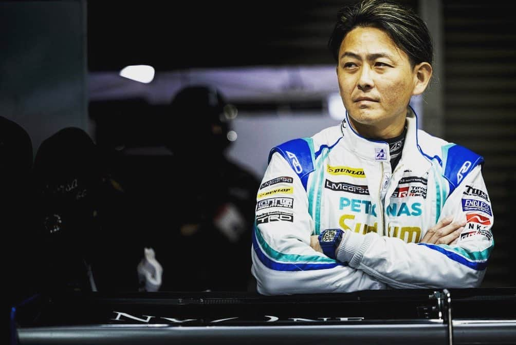 吉本大樹さんのインスタグラム写真 - (吉本大樹Instagram)「2023Apr15 #SuperGT R1 Qualify💨  Our qualify didn’t went well as we wanted.  Delay + time extended quali didn’t help our performance due to dramatic condition change.  We will start from P19 tomorrow😢 we are expecting some rain again in the race We’ll take that as a chance and will bring the car back with some points😤 朝のフリー走行ではめっちゃ良い訳でもないが悪くもない。そんな中午後に行われたQ1は雨の影響を加味し10分から15分へと延長。そしてその延長された内の最後の5分でのコンディション変化が我々にとってとても不利で、結果Q1落ちとなってしまいました。運も味方してくれなかった… にしてもたかがあとコンマ1秒位自分でなんとかならなかったのかと悔しい気持ちです。 やってる側にとっても、見てる側にとってもハードな1日でしたね。 激しい雨が降る中観戦して下さっていた皆さんには頭がさがります。どうぞ風邪をひかれませんように！ 決勝も天気が不安定で何が起こるか分かりませんがきっと起こるであろう波乱を味方につけて大きくポジションアップしたいです🔥 #SuperGT @supergt_official  #LMcorsa @otggroup_60  #大阪トヨペット @osaka_toyopet  #OsakaToyopet #OsakaToyopetGroup #OTG #OTGmotorsports #TOYOTA #Supra #GRsupra #GRsupraGT #しゅんきゅん @shunsuke.kohno  #DUNLOP @dunloptyres_jp @dunlop_motorsport」4月15日 22時11分 - hiroyoshimoto