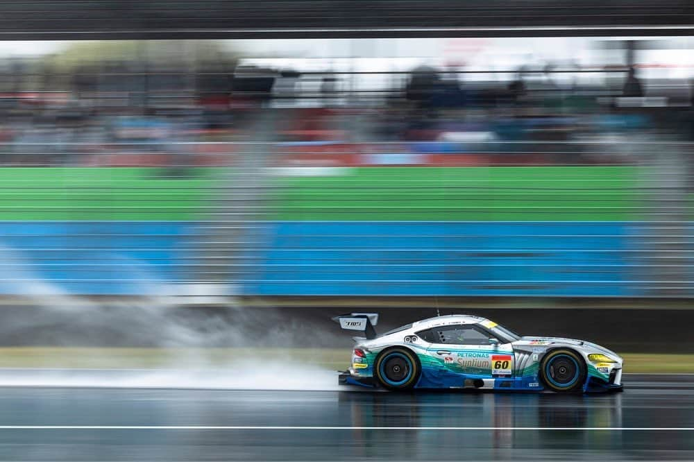 吉本大樹のインスタグラム：「2023Apr15 #SuperGT R1 Qualify💨  Our qualify didn’t went well as we wanted.  Delay + time extended quali didn’t help our performance due to dramatic condition change.  We will start from P19 tomorrow😢 we are expecting some rain again in the race We’ll take that as a chance and will bring the car back with some points😤 朝のフリー走行ではめっちゃ良い訳でもないが悪くもない。そんな中午後に行われたQ1は雨の影響を加味し10分から15分へと延長。そしてその延長された内の最後の5分でのコンディション変化が我々にとってとても不利で、結果Q1落ちとなってしまいました。運も味方してくれなかった… にしてもたかがあとコンマ1秒位自分でなんとかならなかったのかと悔しい気持ちです。 やってる側にとっても、見てる側にとってもハードな1日でしたね。 激しい雨が降る中観戦して下さっていた皆さんには頭がさがります。どうぞ風邪をひかれませんように！ 決勝も天気が不安定で何が起こるか分かりませんがきっと起こるであろう波乱を味方につけて大きくポジションアップしたいです🔥 #SuperGT @supergt_official  #LMcorsa @otggroup_60  #大阪トヨペット @osaka_toyopet  #OsakaToyopet #OsakaToyopetGroup #OTG #OTGmotorsports #TOYOTA #Supra #GRsupra #GRsupraGT #しゅんきゅん @shunsuke.kohno  #DUNLOP @dunloptyres_jp @dunlop_motorsport」