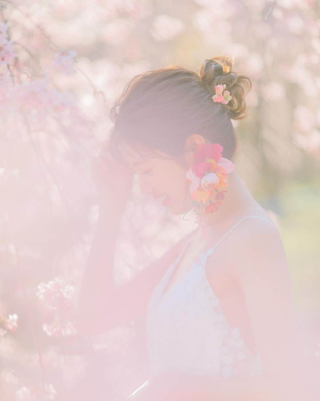 津田萌夏さんのインスタグラム写真 - (津田萌夏Instagram)「.  お団子アップスタイル好き🌸  .  . . . . . . #庄内緑地公園 #名古屋 #名古屋ウェディング #名古屋ブライダル #スタジオゼロ #桜前撮り #桜スポット #cherryblossom #bridal #bridalmakeup #wedding #weddingdress  #ブライダル #ブライダルヘア #ブライダルヘアメイク #ウェディングドレス #ウェディングフォト #ブライダルモデル #関西モデル#大阪モデル #京都モデル #神戸モデル #メイクモデル #お団子ヘア #アップスタイル  #ゼクシィ2023 #プレ花嫁 #ハナコレ #フリーモデル」4月15日 22時11分 - 168.tsuda