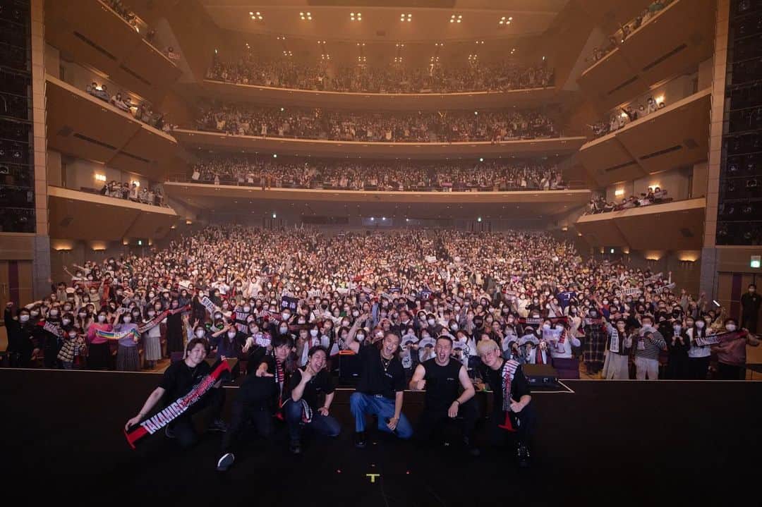 TAKAHIROさんのインスタグラム写真 - (TAKAHIROInstagram)「富山公演‼︎ 富山オーバード・ホール  会場の音の鳴りも最高で、 集まってくれた皆さんの熱気に包まれました。  楽しすぎました。 2公演目にしてバンドチームとの息もどんどん合ってます。  さぁ。次は静岡。 お楽しみに🔥  #集合写真 #俺が右腕を上げたばっかりに #顔がかぶってしまった子 #なんか嫌な予感がしたんだよ #ほんとごめんちゃい #また来てくれたら嬉しいな」4月15日 22時11分 - exiletakahiro_official