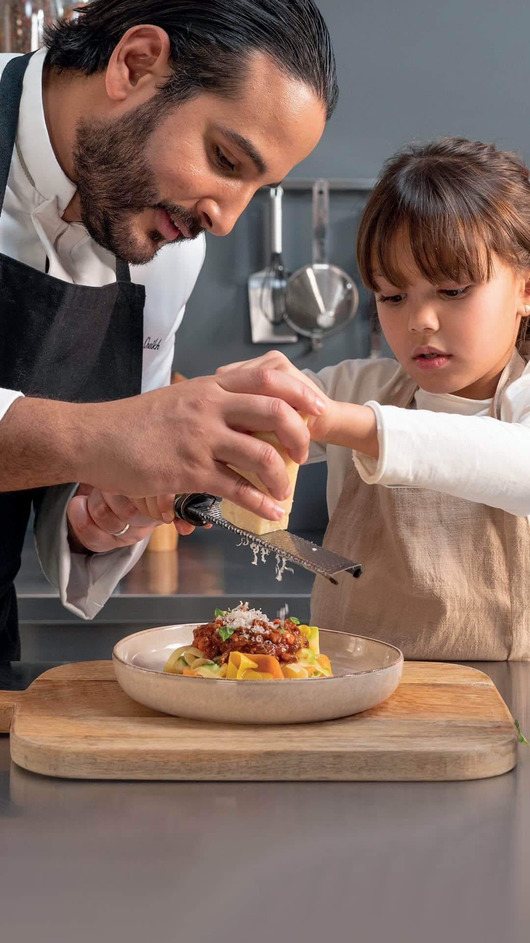 auchan_franceのインスタグラム：「Réconcilier les enfants avec les légumes, c’est possible ! 💪  Parce qu’il relève parfois du défi de faire apprécier les légumes aux enfants, @mohamedcheikh_ vous donne ses meilleures astuces, dont celle de cuisiner ensemble pour en faire un bon moment en famille 🥰  Il suffit parfois de les cuisiner autrement, par exemple en remplaçant des tagliatelles classiques par des tagliatelles de légumes !  #Auchan #Recette」