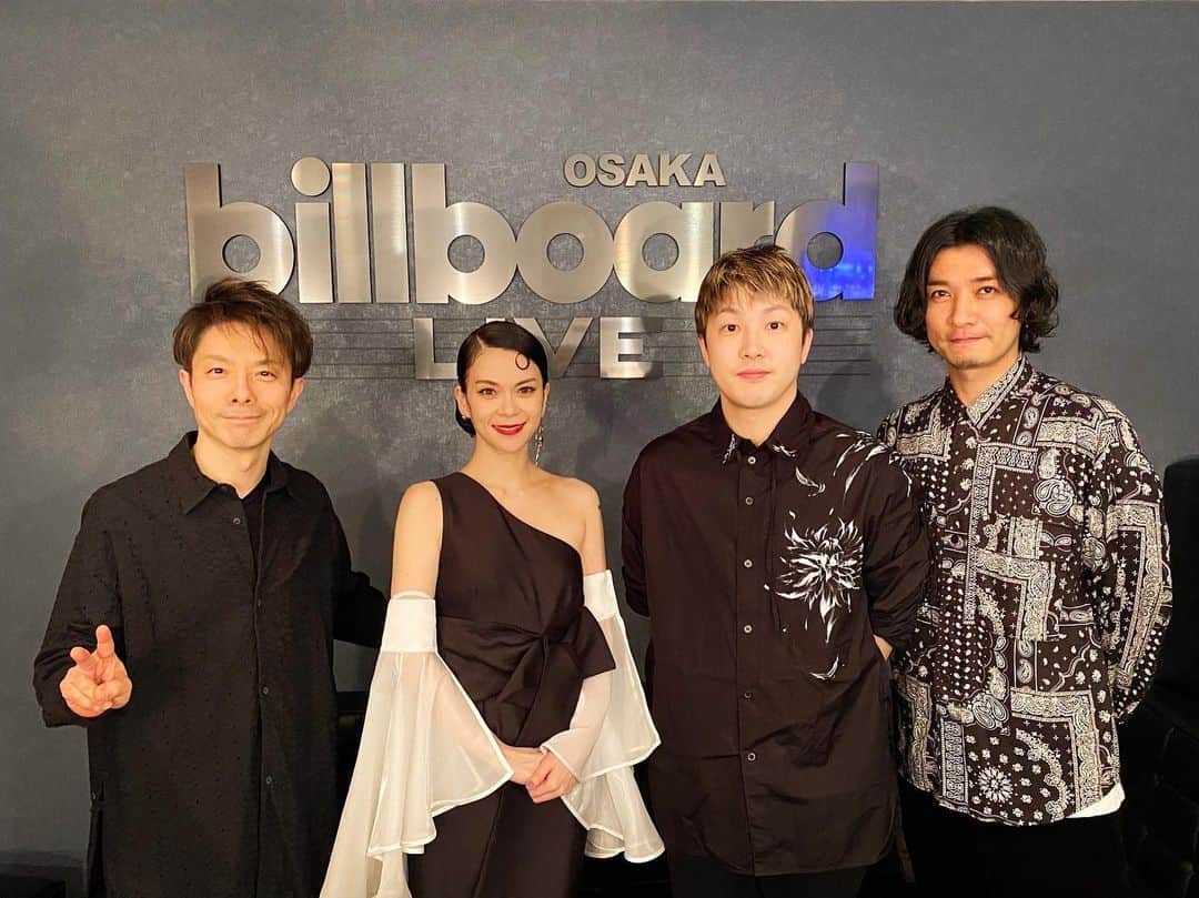 小柳ゆきのインスタグラム：「Billboard Live大阪1日目。 そして初日にしてファイナルのベース須長和広さん 超強力っ‼︎!とても素晴らしかったです✨  大変楽しい Liveでした。  明日はベースは鳥越啓介さんがカムバックです！  今日いらした皆様、素晴らしい時間を有難うございました😊  明日最終日Billboard Live大阪！ 最高に楽しんじゃおうと思います🙌」