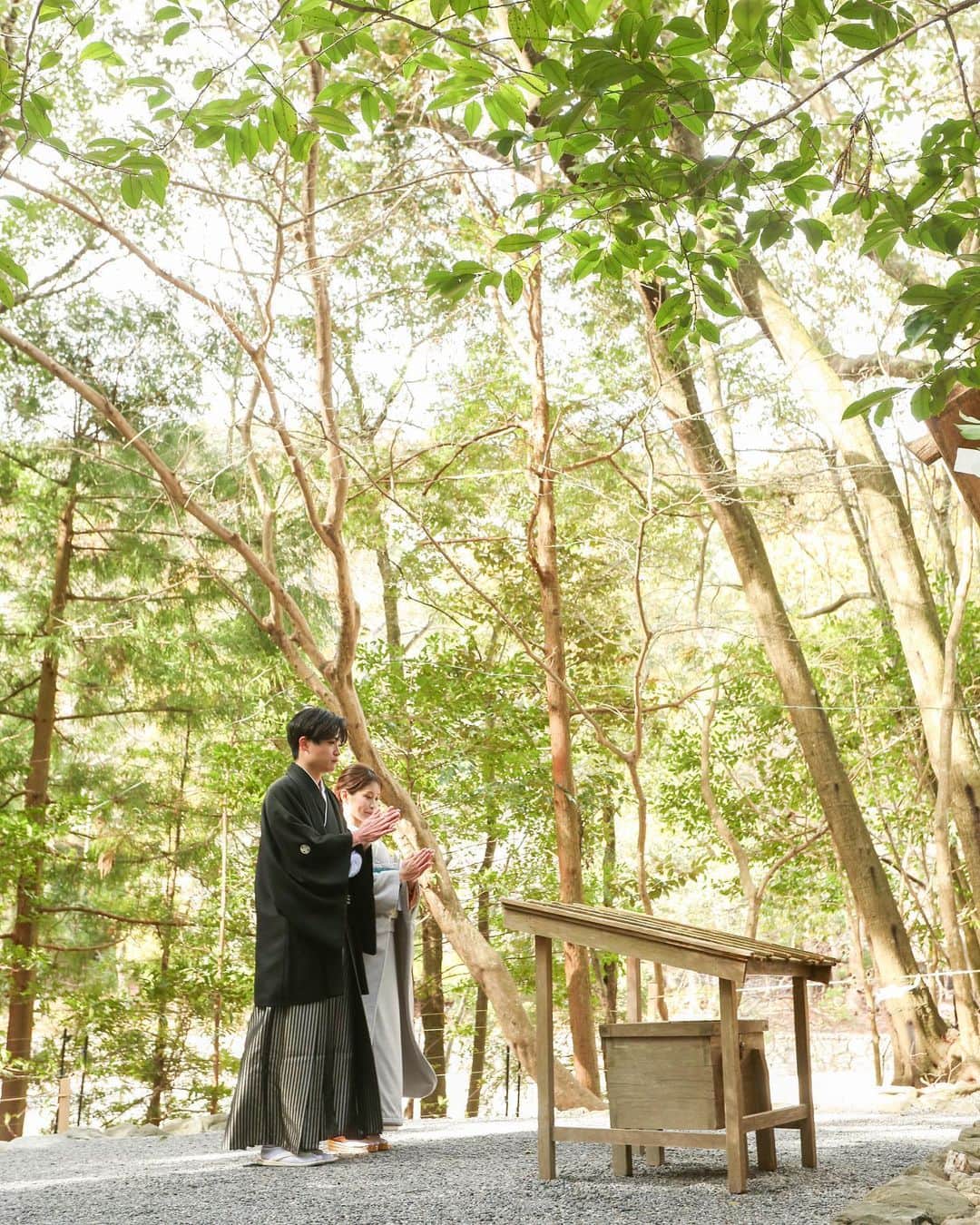 のインスタグラム：「神聖な場所で、 結婚奉告参拝してまいりました。  ※撮影・掲載許可いただいてます  #伊勢神宮 #結婚奉告参拝 #伊勢神宮結婚奉告参拝 #伊勢神宮結婚奉告  #伊勢神宮結婚式  #伊勢神宮外宮  #伊勢神宮結婚奉告特別参拝」