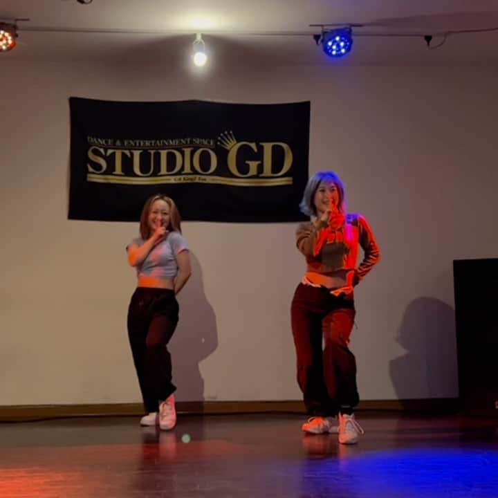HANAのインスタグラム：「🎧 Attention / @newjeans_official  🏠 @studiogdkobe  choreo / me w / @i.am.yu_ri   たぶん100年前に作ったやつ😂🩵🪽笑  . . . #TWICE #dance #dancer #momo #banghana #트와이스 #모모 #newjeans #choreo  #choreography #댄스　#hanachoreography  #jazz #hiphop #kpop #originalchoreography」