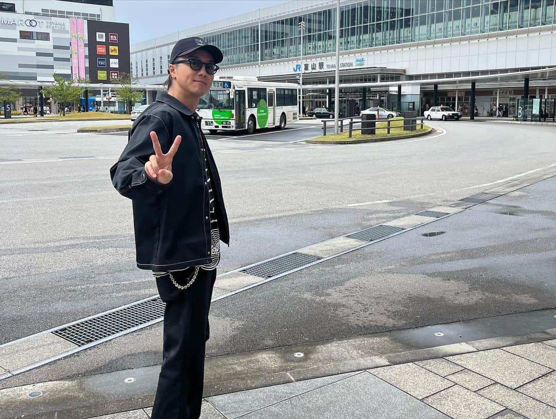 TAKAHIROさんのインスタグラム写真 - (TAKAHIROInstagram)「富山の旅も最高でした✨ #もつ煮込みうどんリベンジしたい人と繋がりたい #古着屋って吸引機能ついてるんですか #環水公園推し」4月15日 22時30分 - exiletakahiro_official