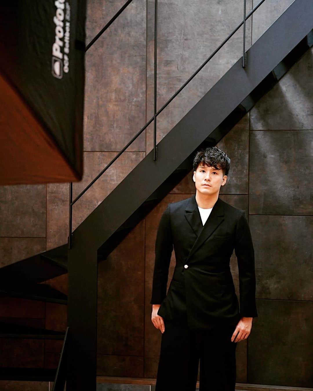 梅川壱ノ介（舞踊家）のインスタグラム：「𝐈𝐭 𝐰𝐚𝐬 𝐚 𝐟𝐮𝐧 𝐬𝐡𝐨𝐨𝐭! ￣￣￣￣￣￣￣￣￣￣￣￣￣￣￣￣￣￣￣￣￣￣￣ Vol.2  久しぶりの撮影、とても楽しかったです。 ありがとうございました！  仕上がりが今から楽しみです。  #梅川壱ノ介 #舞踊家 #日本舞踊 #撮影 #ClassicJapanesedance #traditionaljapanesedance」