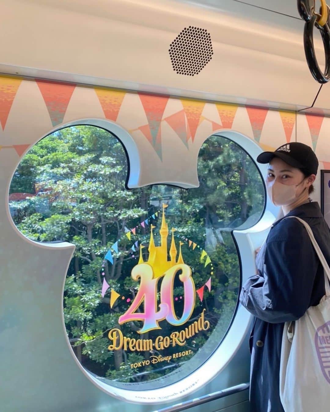 中村里彩のインスタグラム：「. . . 40周年の乗りたいねって言って すぐきてくれたの嬉しすぎた🎠🫧 . . . #東京ディズニーランド #40周年 #ディズニーリゾートライン #ディズニー40周年 #ディズニー #disney #disneyresortline」