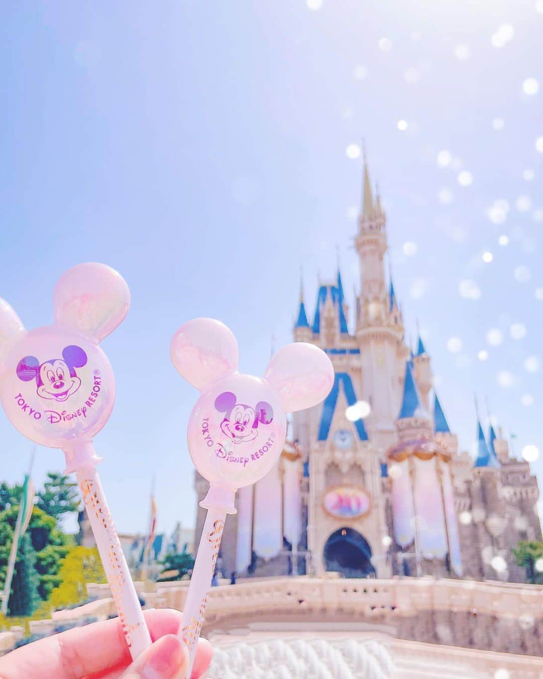 ayapan?NOFFCIALのインスタグラム：「. . あっという間に40周年🏰💓 グッズもどれも可愛くて お金がいくらあっても足りないディズニーの沼、、🫨🫨🫨  このボールペンも買う予定なかったのに 実物可愛すぎて気づいたらカゴに入ってたよ🫶🏻  フラッグみたいにスタンドついてたら 最高だった♡  1番欲しかったショッピングバッグは 実物もやっぱり可愛かった💓  #tokyodisneyland #tdl #disney #40thanniversary #ディズニーランド #ディズニー #ディズニーグッズ #ミッキーバルーン #シンデレラ城 #東京ディズニーランド #ディズニー写真」