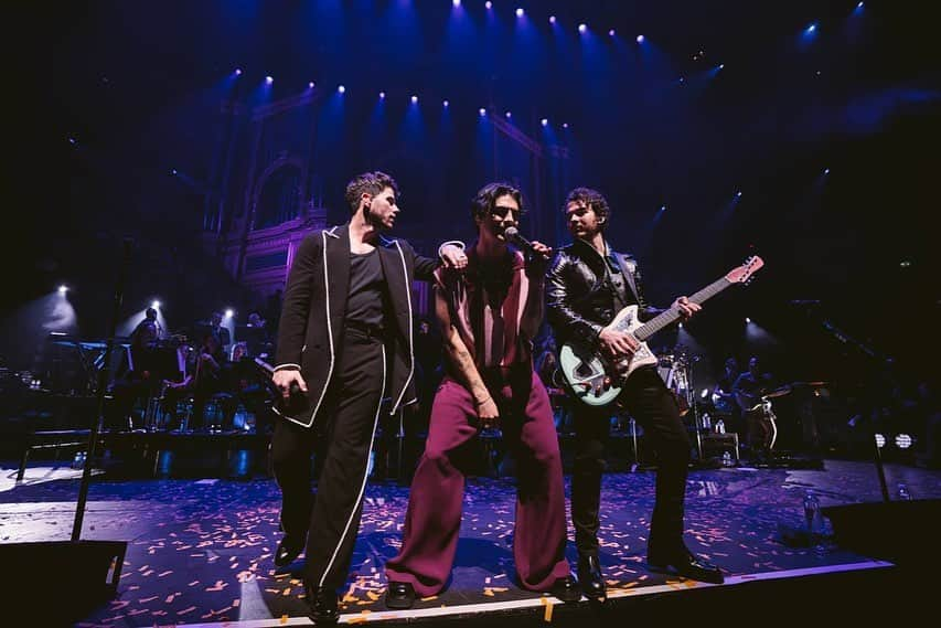 ジョー・ジョナスさんのインスタグラム写真 - (ジョー・ジョナスInstagram)「I ❤️ LONDON! Thank you for an incredible show at @royalalberthall. Much love to @oliviadeano and @cianducrot for joining us as special guests. Amazing time getting to perform with you both!」4月15日 22時24分 - joejonas