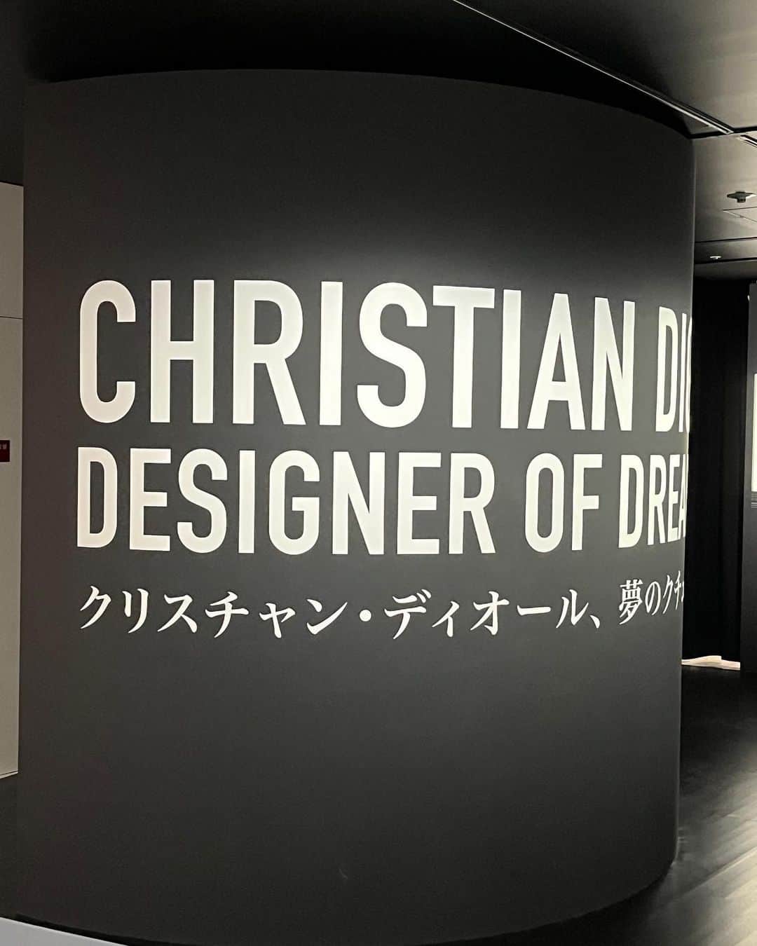 福田葉子さんのインスタグラム写真 - (福田葉子Instagram)「ようやく、ディオール展へ。1か月前のWEB予約開始日にトライすること3か月、3度目の何とやらで日時指定の予約ゲット。雨の中、清澄白河の東京都現代美術館へ。  圧巻でした。オートクチュールのドレスの美しさもさることながら、展示がまた素晴らしい。ひと部屋ごとに趣向が凝らしてあり驚きと感動がある。いわゆる展示会慣れした私でも新鮮でした。 アトリエという白一色の空間、ジャポニズム、ムッシュの愛したガーデン…。 過去のCMを始めとするムービーのアーカイブ上映がまた良かった。これデビット・リンチが撮ってたのか！とかソフィア・コッポラらしいミス・ディオールとか。面白すぎて全部観た。これから行かれるかた、動画おすすめ。 そんなに一点一点じっくり観たわけでもないのに気がついたら2時間。行けてよかった。 ファッション好きだけでなく、アートや手仕事を愛する人にもたまらない展覧会だと思う。満たされました。 #ディオール展 #クリスチャンディオール夢のクチュリエ展 #クリスチャンディオール　#ムッシュディオール　#オートクチュール　#ドレス　#展覧会　#美術館　#東京都現代美術館 #週末　#dior #christiandior #museum #hautecouture #dress #art #craft #handmade #couture #beautiful」4月15日 22時26分 - yoyoyokoko
