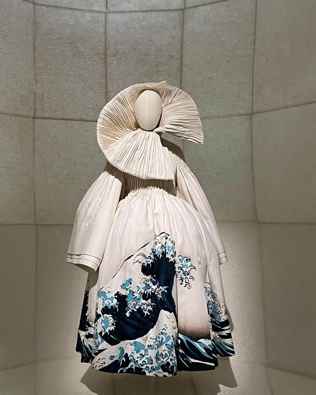 福田葉子さんのインスタグラム写真 - (福田葉子Instagram)「ようやく、ディオール展へ。1か月前のWEB予約開始日にトライすること3か月、3度目の何とやらで日時指定の予約ゲット。雨の中、清澄白河の東京都現代美術館へ。  圧巻でした。オートクチュールのドレスの美しさもさることながら、展示がまた素晴らしい。ひと部屋ごとに趣向が凝らしてあり驚きと感動がある。いわゆる展示会慣れした私でも新鮮でした。 アトリエという白一色の空間、ジャポニズム、ムッシュの愛したガーデン…。 過去のCMを始めとするムービーのアーカイブ上映がまた良かった。これデビット・リンチが撮ってたのか！とかソフィア・コッポラらしいミス・ディオールとか。面白すぎて全部観た。これから行かれるかた、動画おすすめ。 そんなに一点一点じっくり観たわけでもないのに気がついたら2時間。行けてよかった。 ファッション好きだけでなく、アートや手仕事を愛する人にもたまらない展覧会だと思う。満たされました。 #ディオール展 #クリスチャンディオール夢のクチュリエ展 #クリスチャンディオール　#ムッシュディオール　#オートクチュール　#ドレス　#展覧会　#美術館　#東京都現代美術館 #週末　#dior #christiandior #museum #hautecouture #dress #art #craft #handmade #couture #beautiful」4月15日 22時26分 - yoyoyokoko