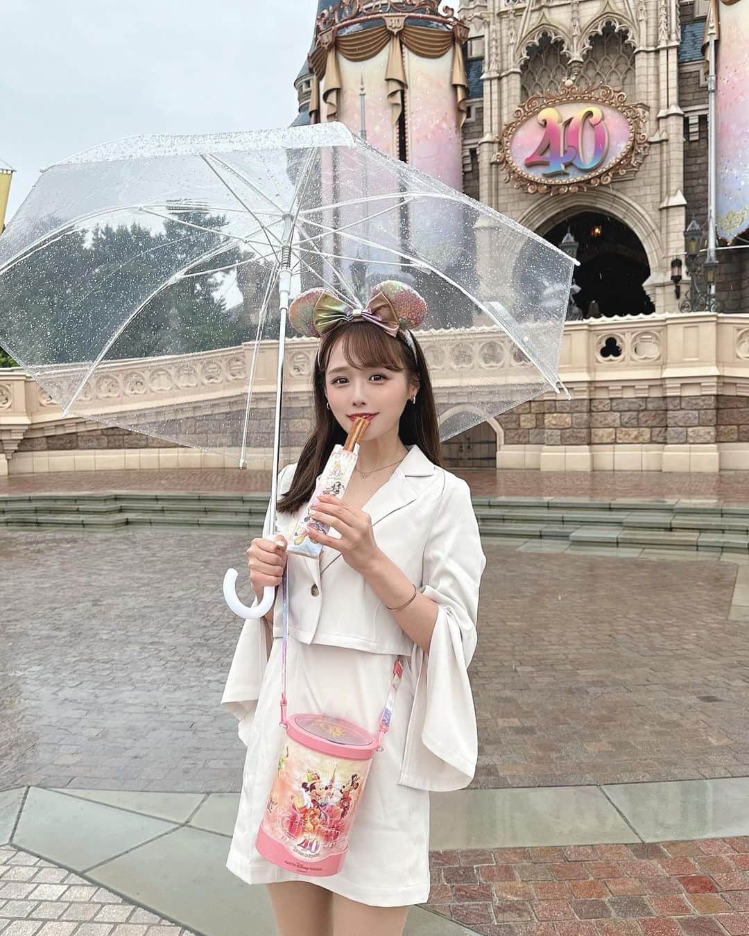 計良日向子（ひなひ）さんのインスタグラム写真 - (計良日向子（ひなひ）Instagram)「. . 本日4/15は、東京ディズニーリゾート 40周年🐭🎉👏💞 インしてきましたーーー♡♡ . . . ミッキーの雨男大発揮で雨でした🤣☔️ けど今日という日にインできて 本当によかった🥹🫶💕 Dおたさんたくさんで賑わってて お祭りみたいにみんなでお祝いしてた♡ . . . ダメ元で観たいなぁと思ってた ハモカラも雨キャンだったから 今日は久しぶりにミニスタに行ったよ💞 (グリーティング久しぶりでした🥺) ミニーちゃんと触れ合える喜び、、 久しぶりすぎて幸せだった😢💕💕 いつかまたハグしてお写真が撮れる日が 来ますように🙏✨ . . . クレームブリュレ風チュロスが ほんっとに美味しかった！即完食🫶 カヌレみたいな感じのお味がした！ 毎回食べたいくらい大好きになった🤍 私的チュロス界でかなり上位です🤣💕 . . . めちゃくちゃ長くなってしまいましたが 読んでくれてありがとう🙇‍♂️🤍 今年もまたたくさんインできますように💪 . . . 👗セットアップ　@grl_official . . . . #ディズニーランド #ディズニーコーデ #ディズニーカチューシャ #ディズニーランド40周年 #ディズニーフード #ミニーのスタイルスタジオ #グリーティング #grl #グレイル #プチプラコーデ」4月15日 22時27分 - kerahinako1105