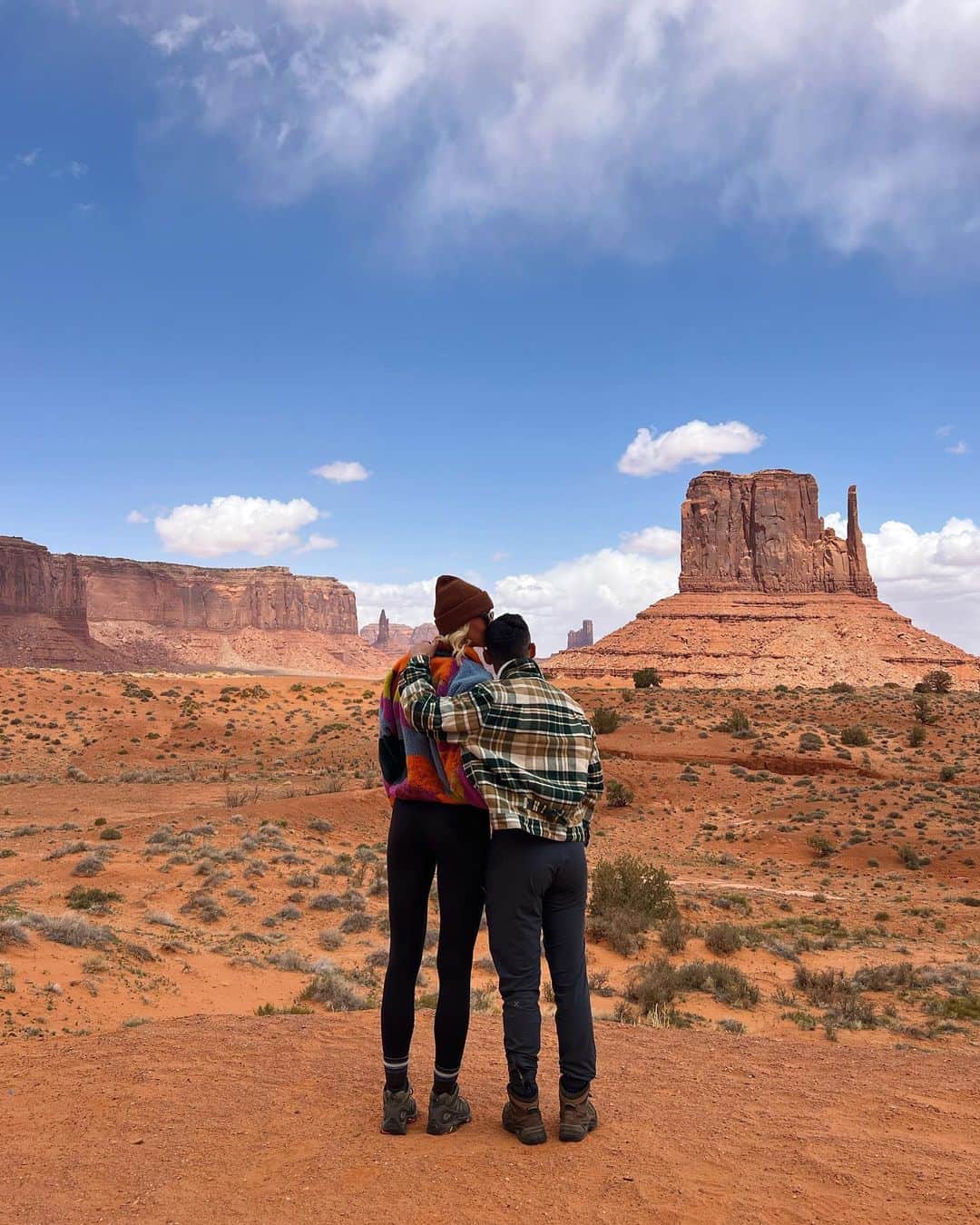 Zanna Van Dijkさんのインスタグラム写真 - (Zanna Van DijkInstagram)「📍Monument Valley, Utah/Arizona 🇺🇸   Day one of our two week USA road trip and we are already absolutely blown away!! Here’s some snippets from the incredible Monument Valley:  1️⃣ The iconic three buttes. 2️⃣ The view from John Ford Point.  3️⃣ Taking it all in. 4️⃣ Making friends with the locals.  5️⃣ Passenger seat views. 6️⃣ North window overlook. 7️⃣ Hiking the WildCat Trail.  8️⃣ Sunset views from our cabin.   Now it’s time to drive to our next stop! Come follow along on stories 🚗💨 #southernutah #utahroadtrip」4月15日 22時27分 - zannavandijk