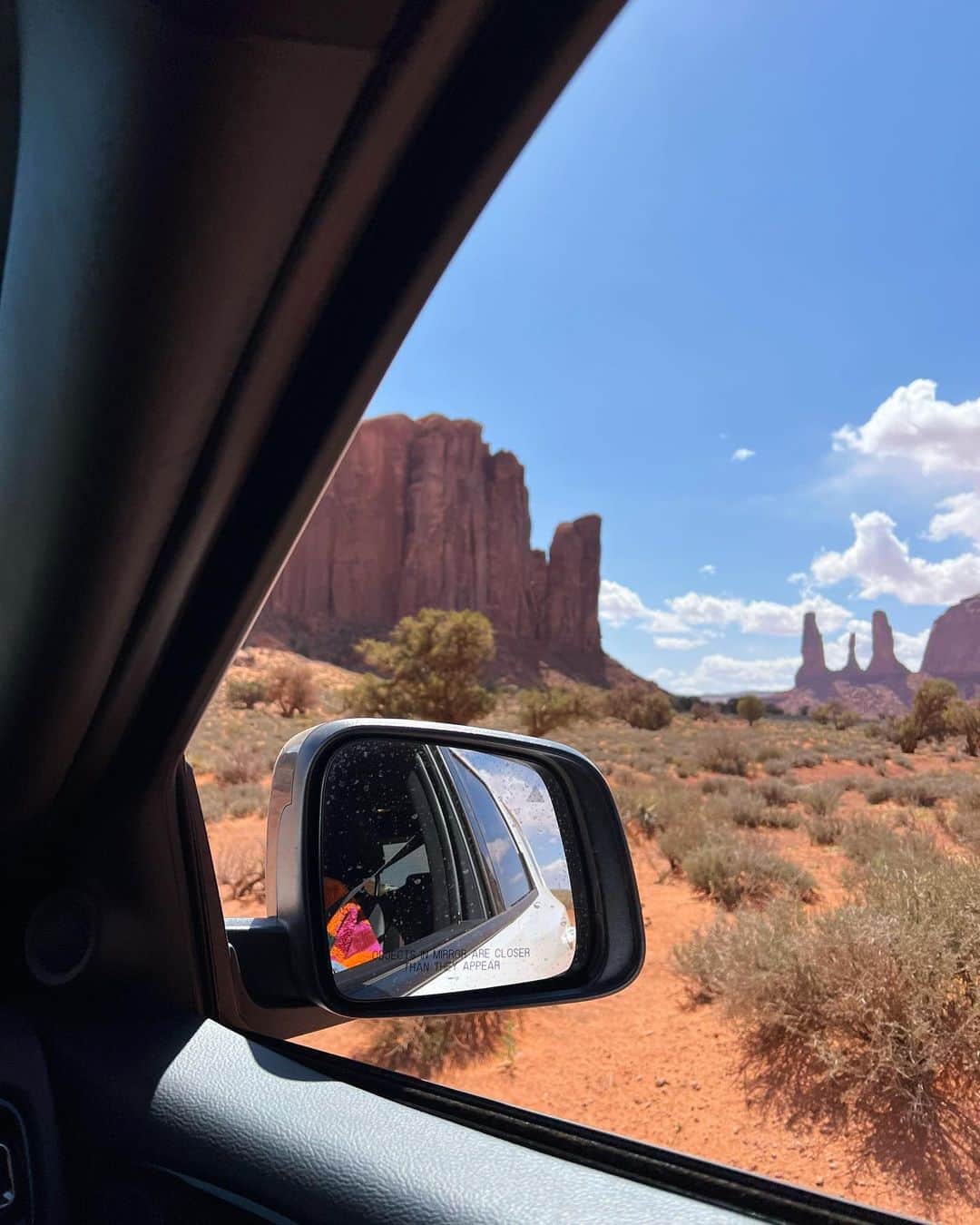 Zanna Van Dijkさんのインスタグラム写真 - (Zanna Van DijkInstagram)「📍Monument Valley, Utah/Arizona 🇺🇸   Day one of our two week USA road trip and we are already absolutely blown away!! Here’s some snippets from the incredible Monument Valley:  1️⃣ The iconic three buttes. 2️⃣ The view from John Ford Point.  3️⃣ Taking it all in. 4️⃣ Making friends with the locals.  5️⃣ Passenger seat views. 6️⃣ North window overlook. 7️⃣ Hiking the WildCat Trail.  8️⃣ Sunset views from our cabin.   Now it’s time to drive to our next stop! Come follow along on stories 🚗💨 #southernutah #utahroadtrip」4月15日 22時27分 - zannavandijk