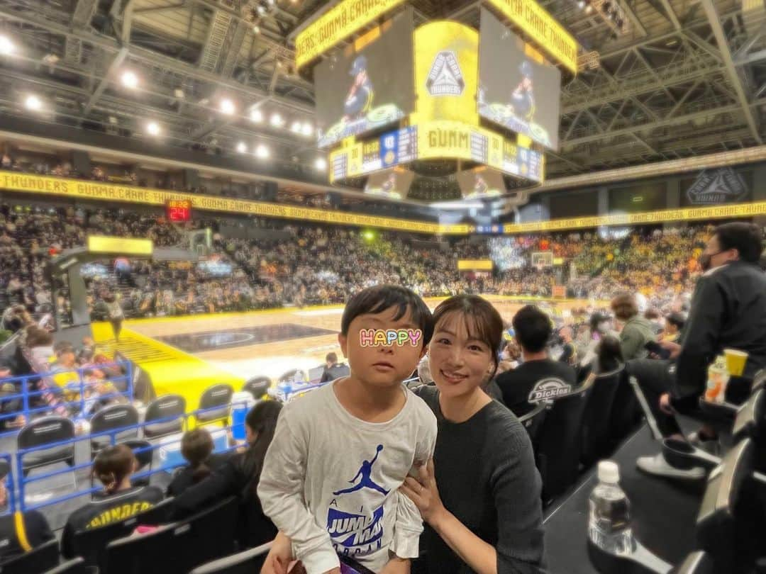 本田朋子のインスタグラム：「ついに新アリーナ・OPEN HOUSE ARENA OTAの柿落としを迎えました。 可動式の超大型ビジョンの迫力に圧倒されながら、最高の雰囲気で観戦。 素晴らしいアリーナのコートに立つ主人を観ることができて、万感の思いでした。 明日も熱い戦いに期待です！  #群馬 #太田市 #群馬クレインサンダーズ  #オープンハウスアリーナ」