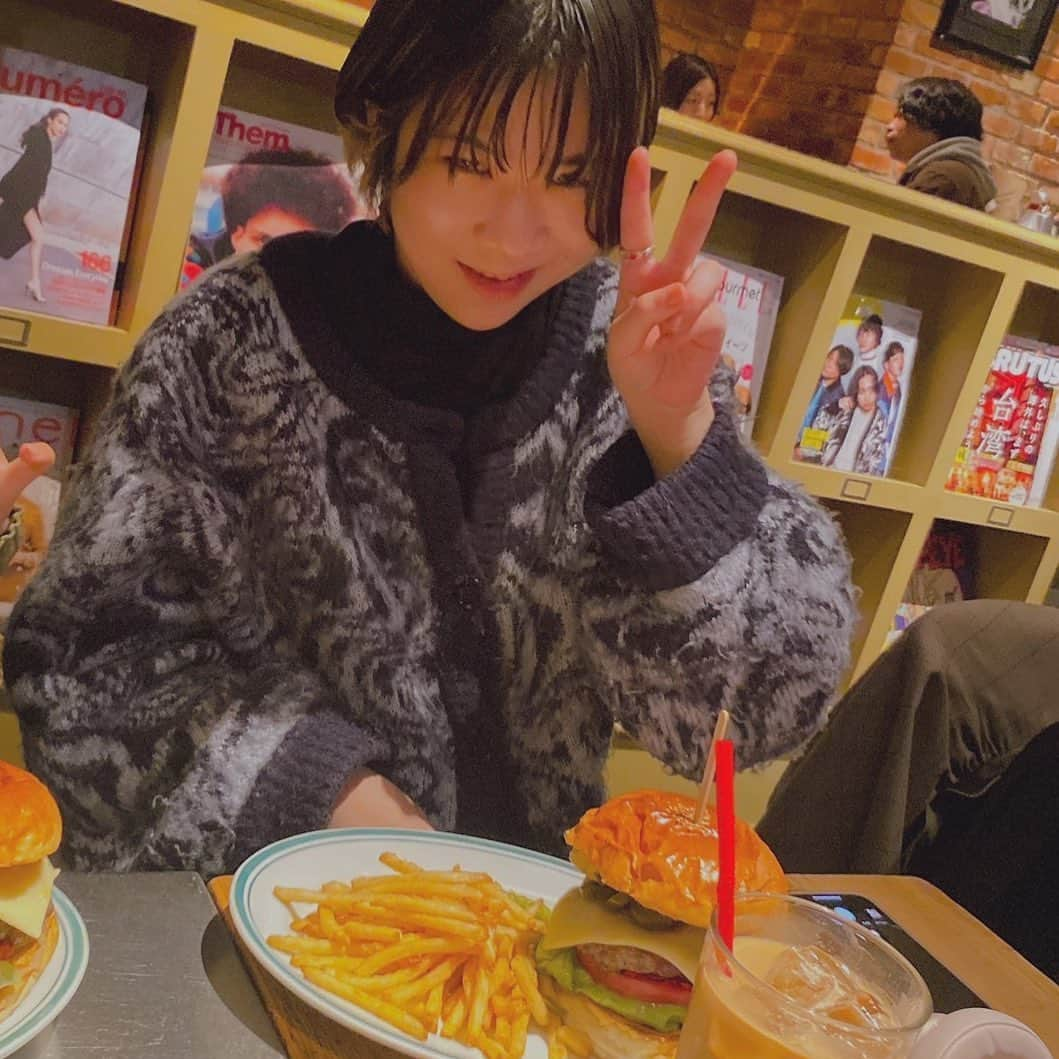 白桃ちゃんさんのインスタグラム写真 - (白桃ちゃんInstagram)「でかいハンバーガーを前に顎がでちまいました」4月15日 22時29分 - hakutouchan_