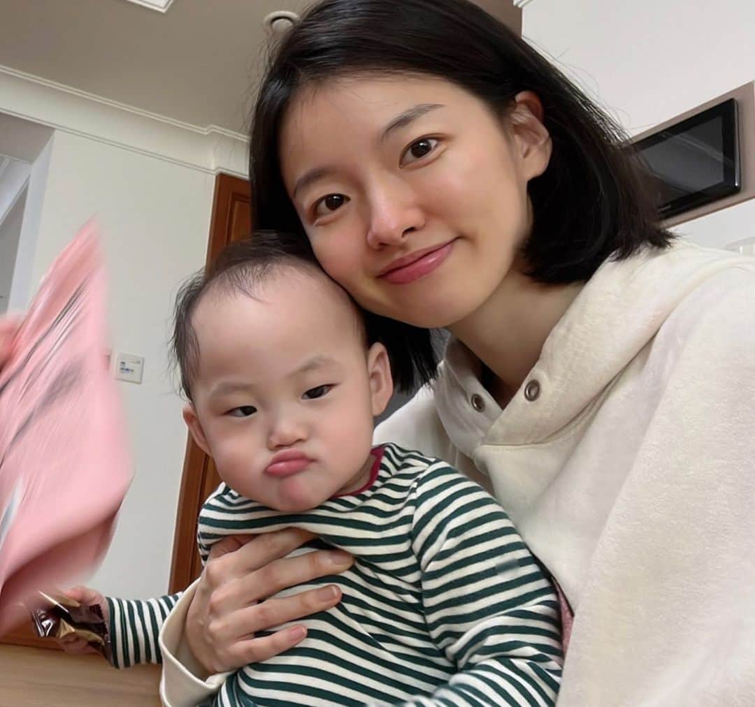 イ・シアのインスタグラム：「헤헤 친구아기랑 놀았어요 ㅎㅎ」