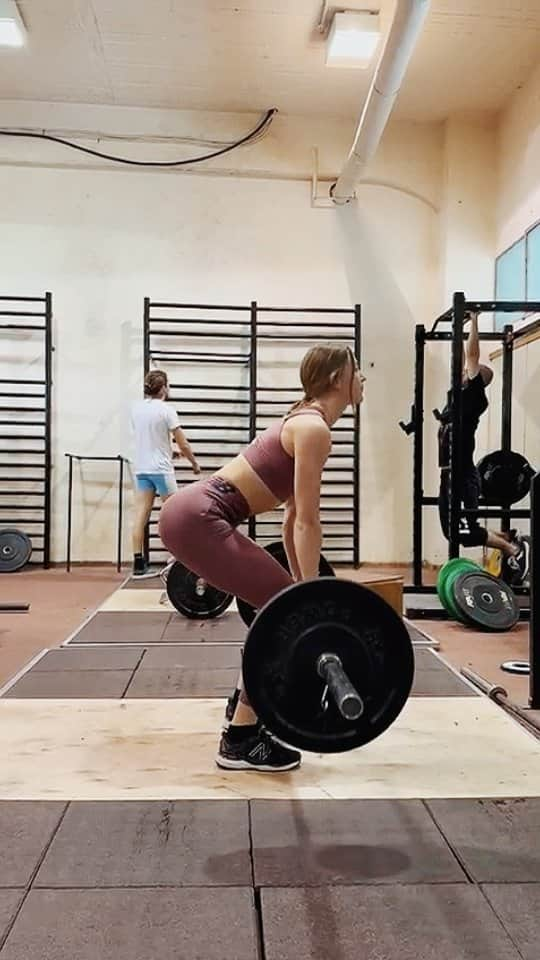 Paulien COUCKUYTのインスタグラム：「Knee strength is loading.. 🦵🔋❤️‍🩹  #athlete #trainingscamp #strengthtraining #maximalstrength #rehab #revalidation #aclinjury #comebackstronger  [2 week trainingscamp in Cyprus 🇨🇾] Thanks to @maarten_thysen for the strength program & Kathelijn Polspoel for the rehab sessions !   @sportvlaanderen @newbalance @etixxsports」