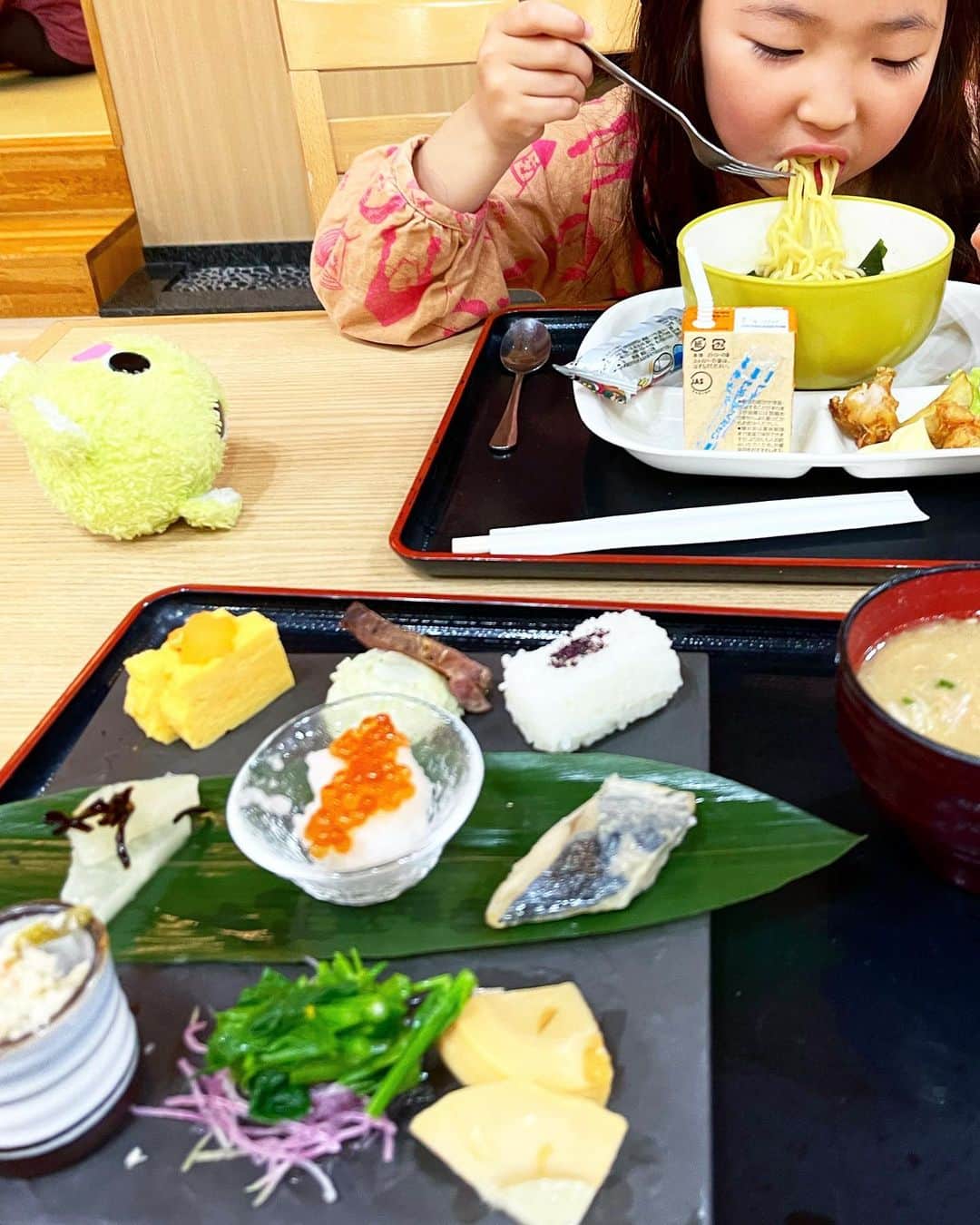 新井美穂のインスタグラム：「娘と近所のスーパー銭湯へ♨️ #あのねのね#赤とんぼの唄 上機嫌で歌いながら お風呂にはいって 娘は、お子様メニューを頼んで それも平らげつつ 私の御膳の方に興味あったみたいで、 娘の嗜好的に、そうだろうと思って注文前にこっちじゃいいんじゃないかと何度も確認したのに！（笑） 私の分まで平らげてくる娘😅  #娘1年生」