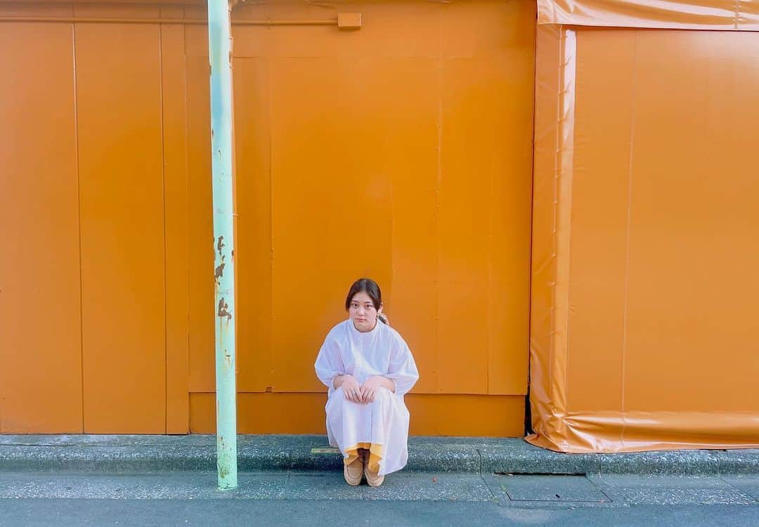中心愛さんのインスタグラム写真 - (中心愛Instagram)「黄色が似合う女  #黄色 #白シャツ #ワンピース #何みてんだよ #photo」4月15日 22時33分 - corocoro0317