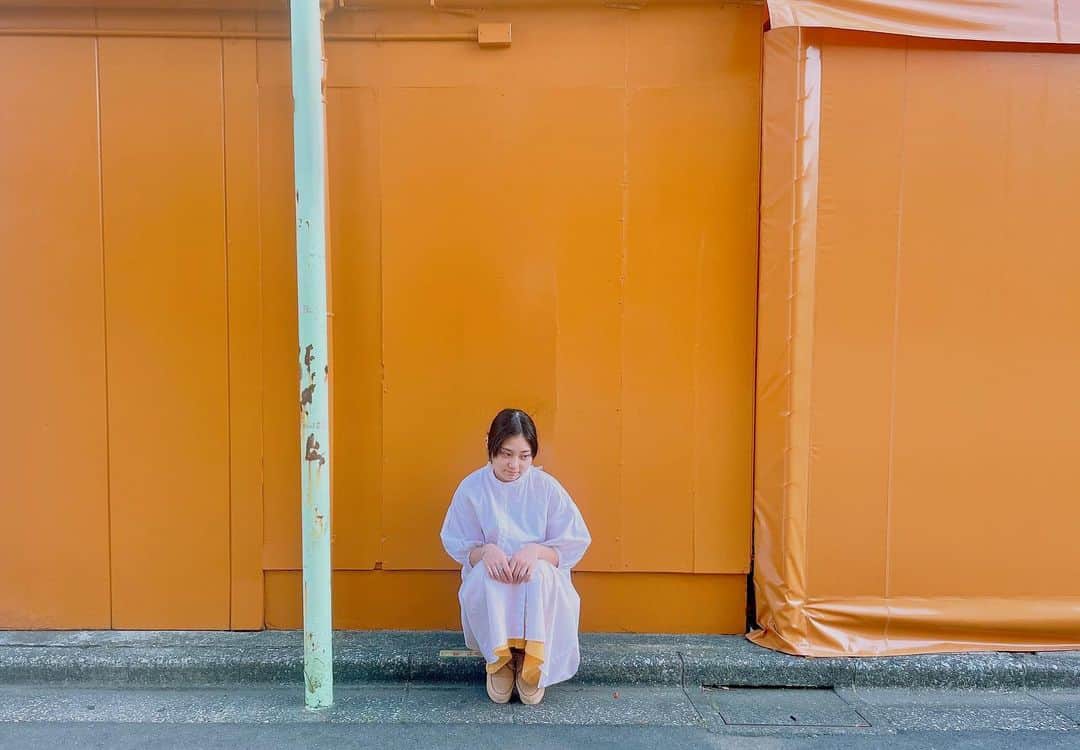 中心愛さんのインスタグラム写真 - (中心愛Instagram)「黄色が似合う女  #黄色 #白シャツ #ワンピース #何みてんだよ #photo」4月15日 22時33分 - corocoro0317