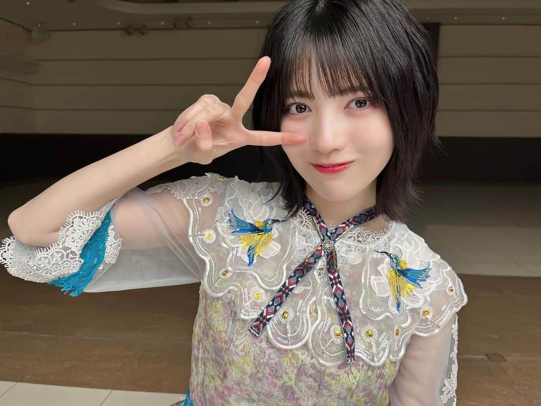 矢久保美緒のインスタグラム：「❤︎  青色バージョンも撮らせてもらいました .ᐟ Wセンターのひとり、林瑠奈です。 すごく頑張っています。鳥さんかわいいね🕊️♡  #乃木坂46 #林瑠奈 #乃木坂衣装図鑑 #さざ波は戻らない」