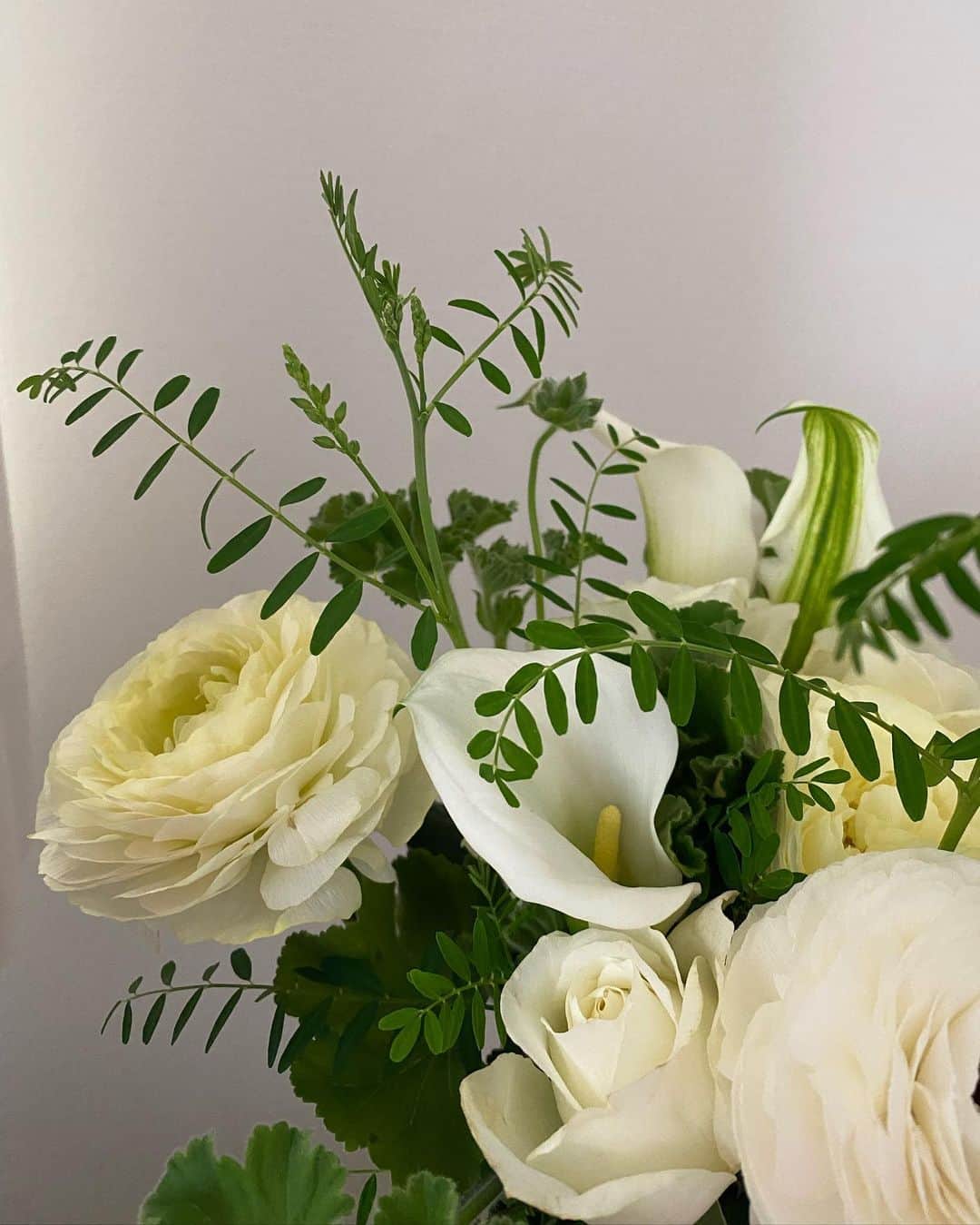 桃瀬りんかさんのインスタグラム写真 - (桃瀬りんかInstagram)「・ 今回のお花は White×Green🤍💚🤍💚 ・ ・ いつも素敵に作って頂いて ありがとうございます💚 ・ ・ やっぱりお部屋の中にお花があるだけで 雰囲気も気分も変わるなぁあ☺️癒し〜🕊 ・ ・ ・」4月15日 22時48分 - momose_rinka