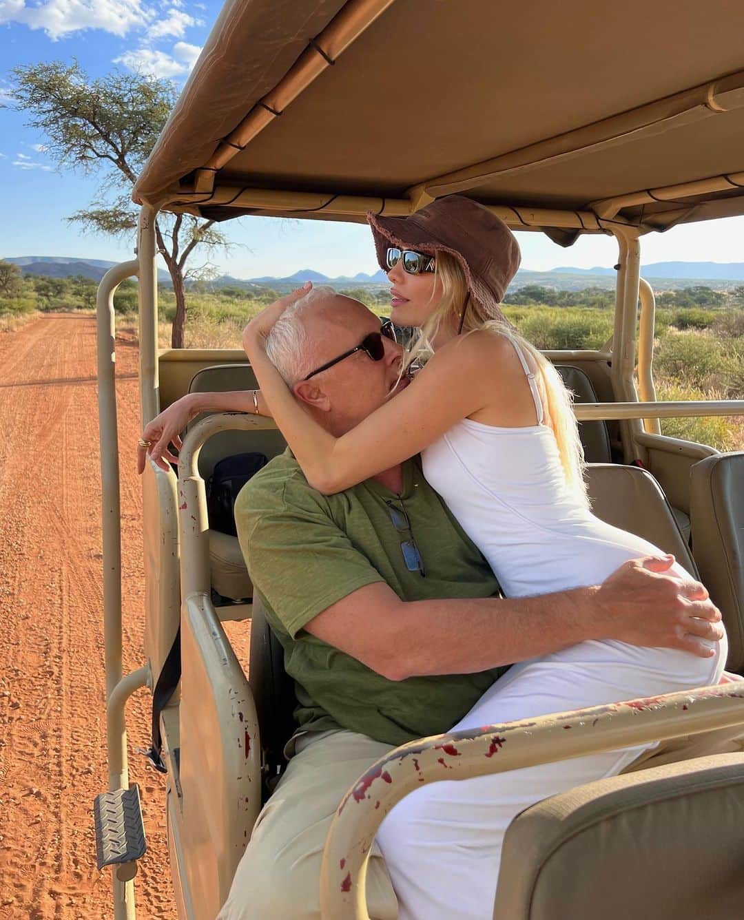 エレナ・ペルミノヴァのインスタグラム：「Safari travelers in love ❤️‍🔥 #lenagoestoafrica」