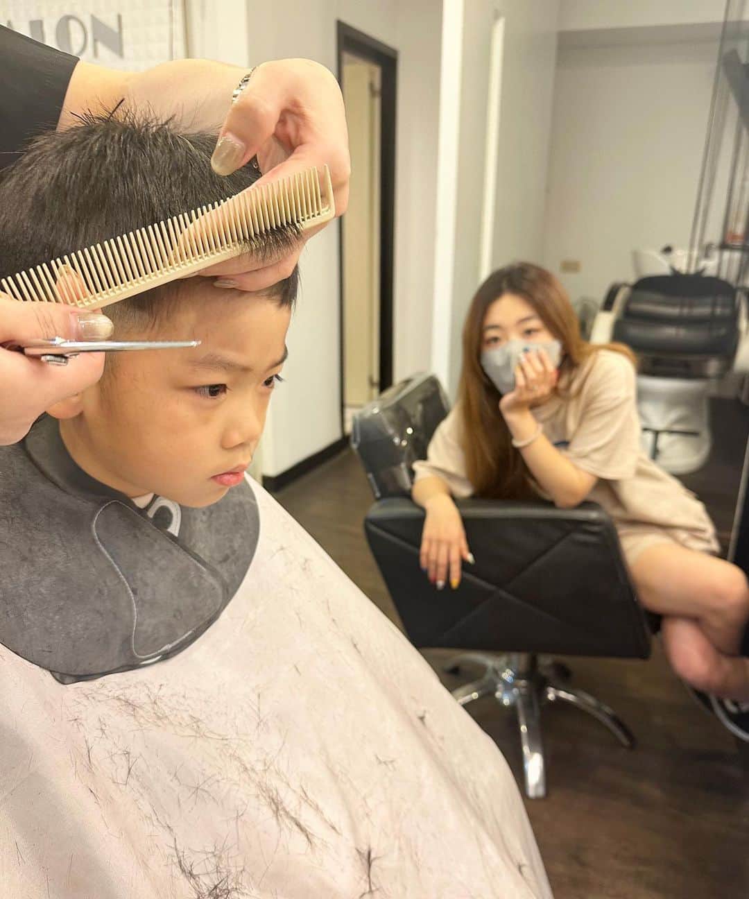 蔡阿嘎さんのインスタグラム写真 - (蔡阿嘎Instagram)「孩子真的長大了，現在爸媽可以靜靜在旁邊，讓貴董自己乖乖坐著剪完頭髮了…🥲」4月15日 22時48分 - yga0721