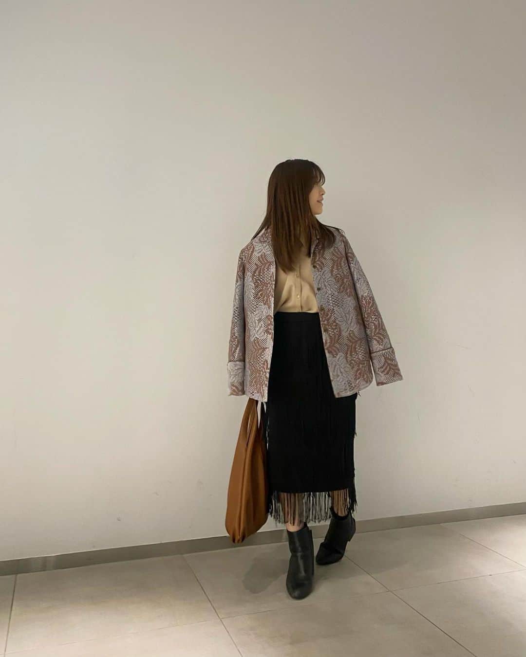 kasumiさんのインスタグラム写真 - (kasumiInstagram)「. キメすぎないラフなコーデでも着れる キレイめスカート  歩く度に揺れるのが 何だかアーティスティックで 魅力的🤭🫶🏻  最近のコーデのスタメンさんです🫠🎌     #スカート #skirt #ootd #アパレル #韓国 #韓国ファッション #korean」4月15日 22時42分 - _kasuchannel_
